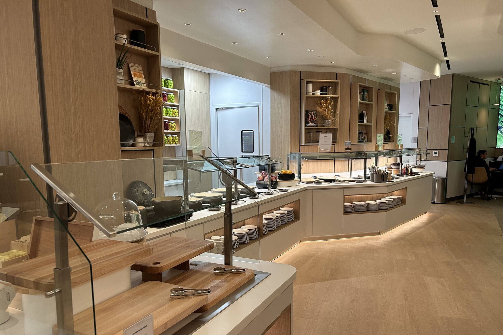 Lufthansa Reopens Newark Lounge With Allegris Design Touches
