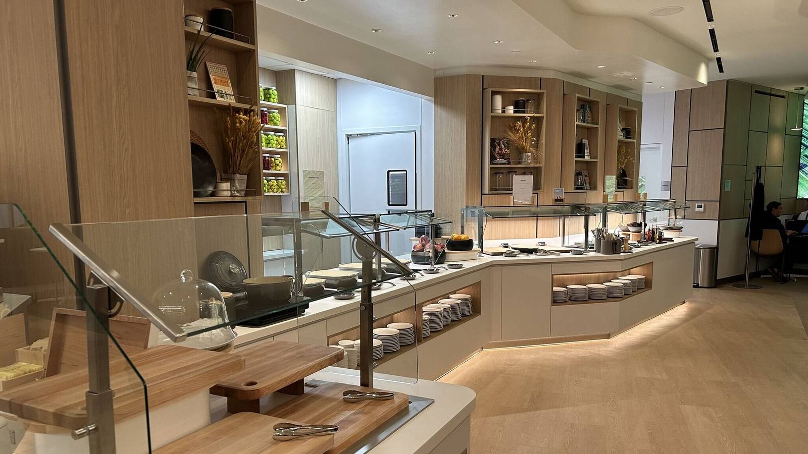 Lufthansa Reopens Newark Lounge With Allegris Design Touches