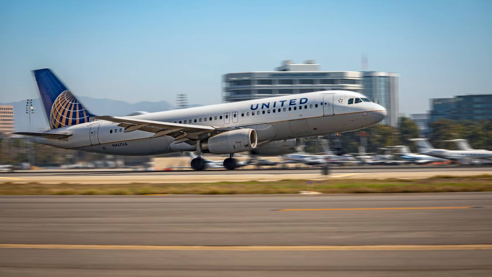 United Airlines Apologizes And Removes Flight Attendant After Incident Involving NFL Hall of Famer