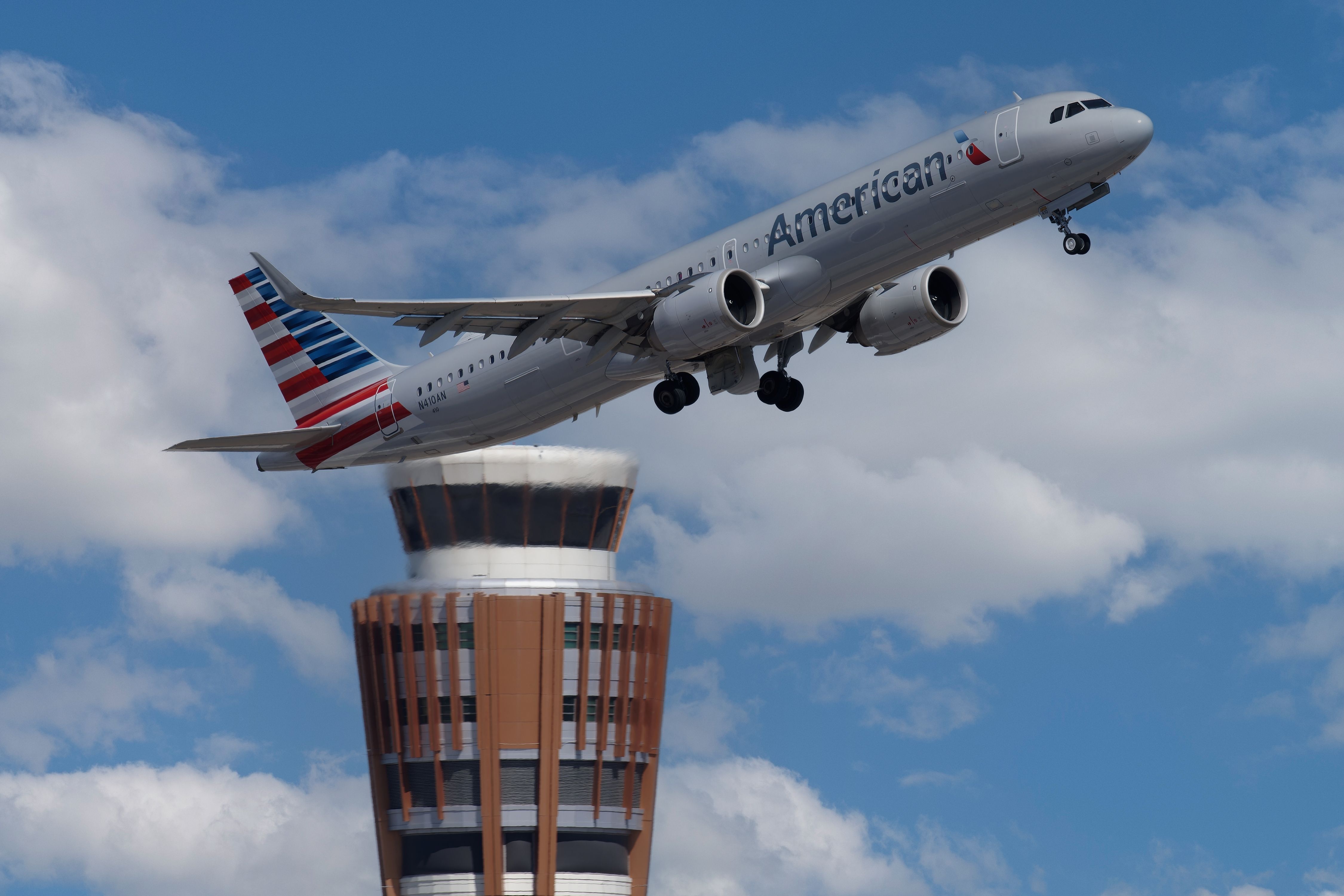 American Airlines Airbus A321neo (N410AN) taking off from Phoenix Sky Harbor International Airport.