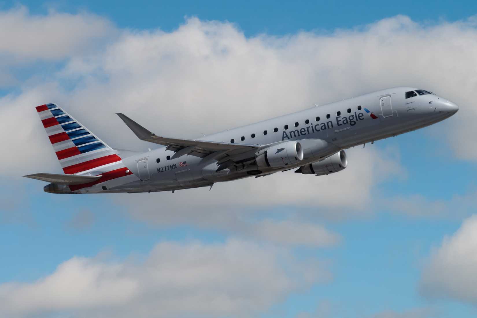E175 Paper Model American Eagle Embraer E175 Collides With Tug During Pushback In ...