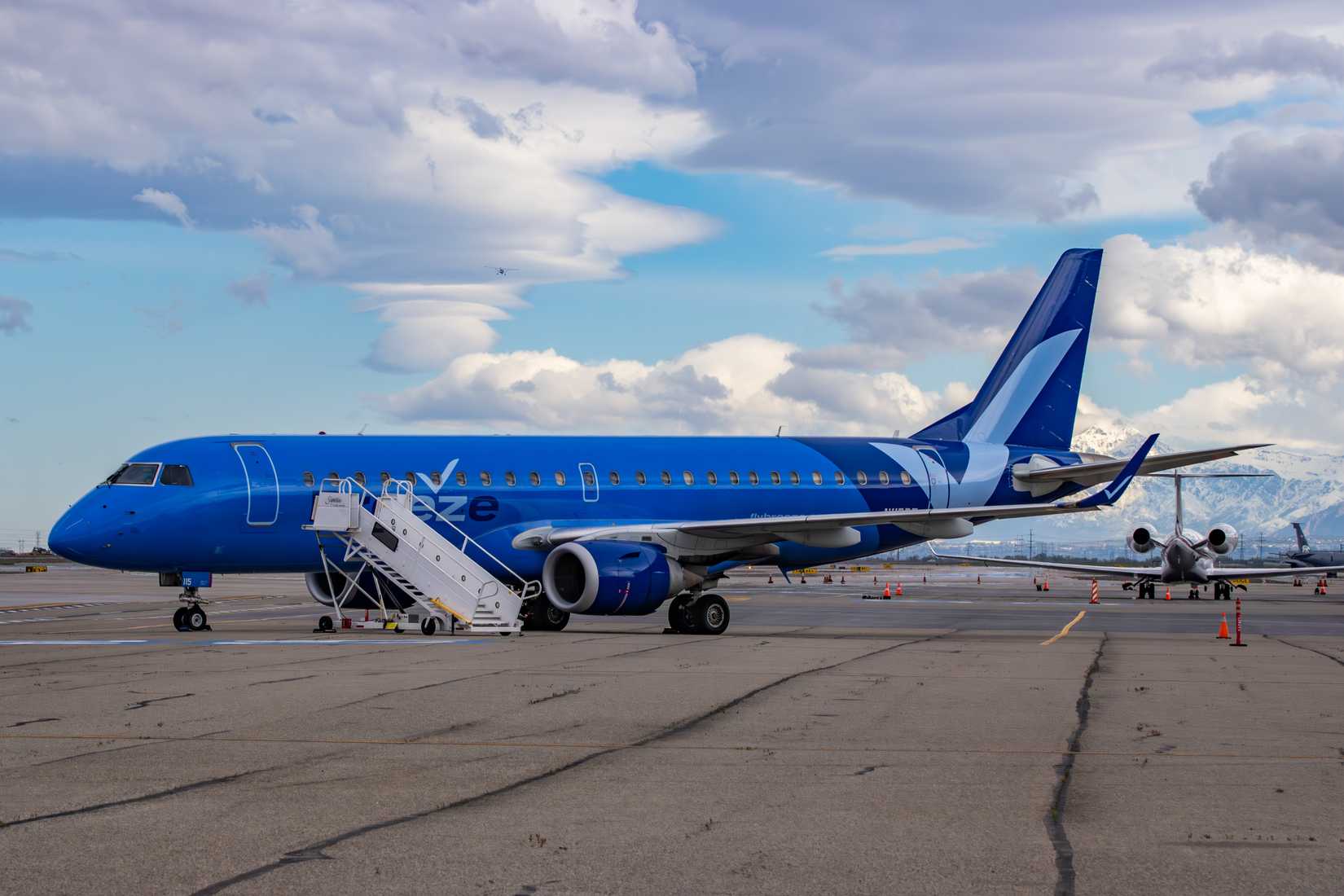 Embraer E190AR da Breeze Airways estacionado