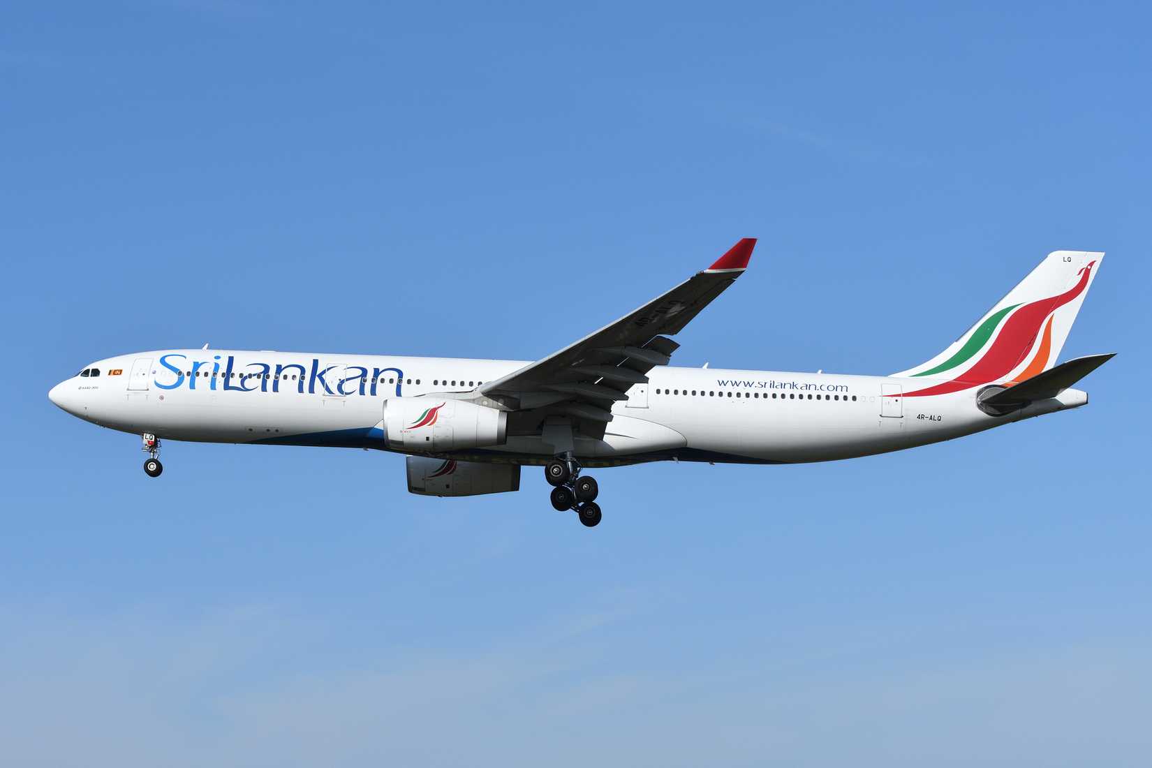 SriLankan Airlines Airbus A330 landing in Japan shutterstock_1403496284