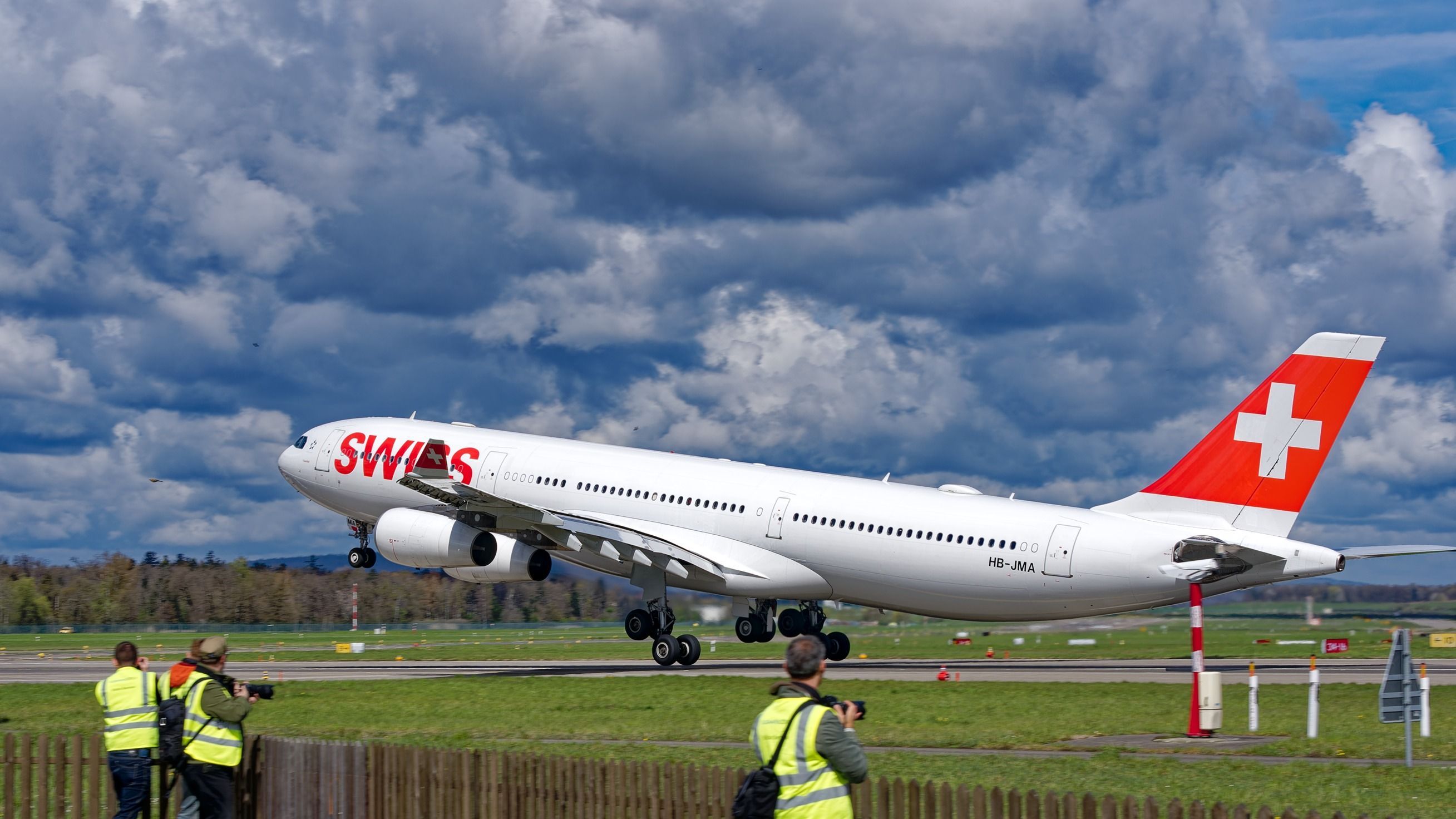 Less Than 1 Hour: SWISS Plans Domestic Airbus A340 & Boeing 777