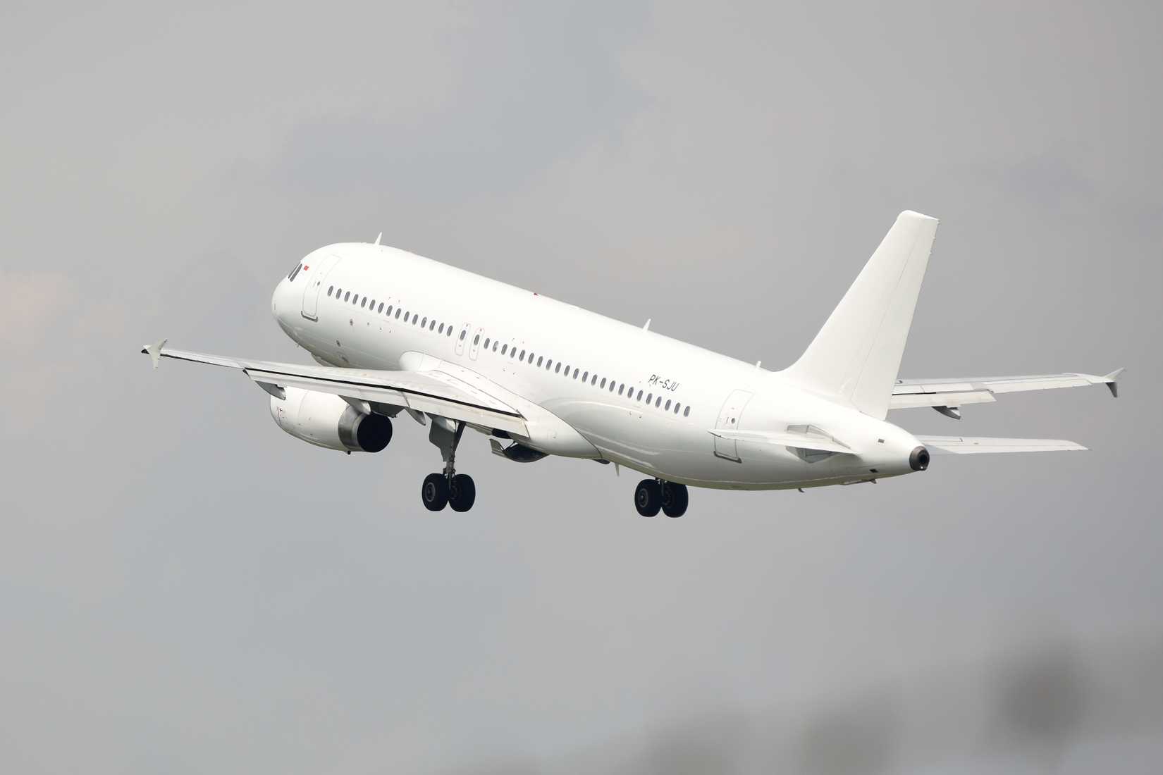 طائرة إيرباص A320 بيضاء تقلع في إندونيسيا