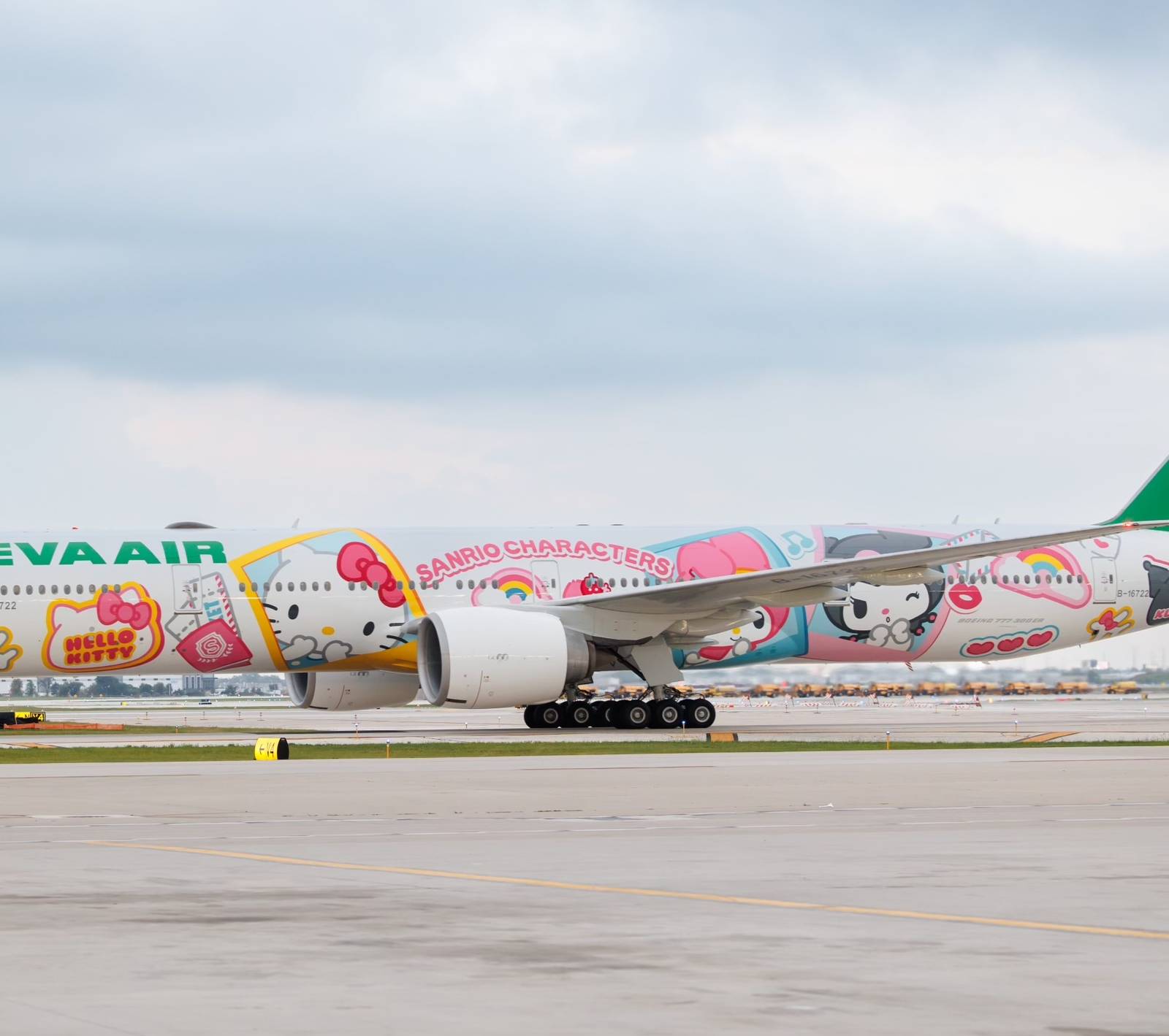 Hello Kitty EVA Air Boeing 777 Purrs Into Chicago O display picture 3