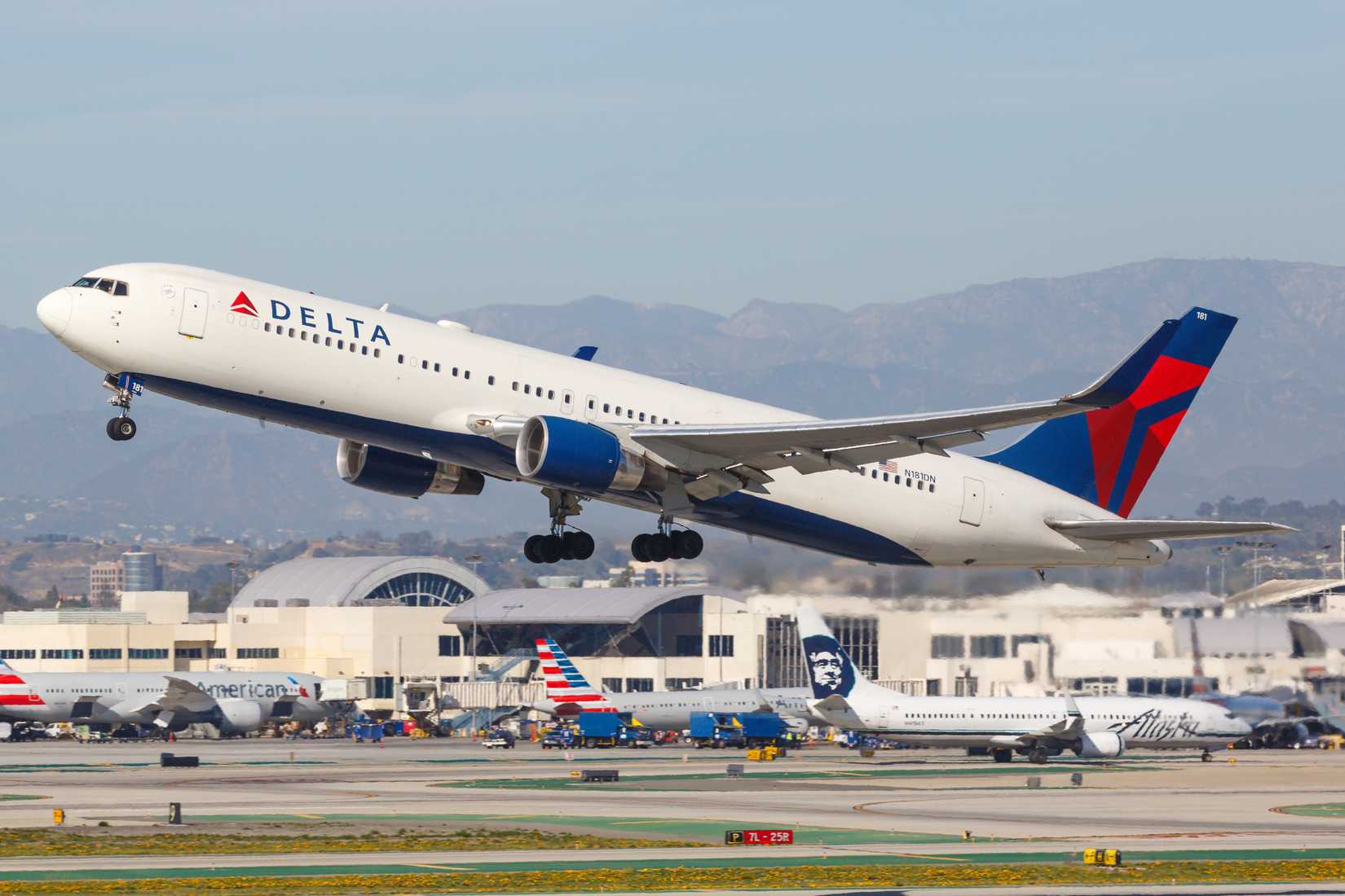 Delta Air Lines Boeing 767-300 departing LAX