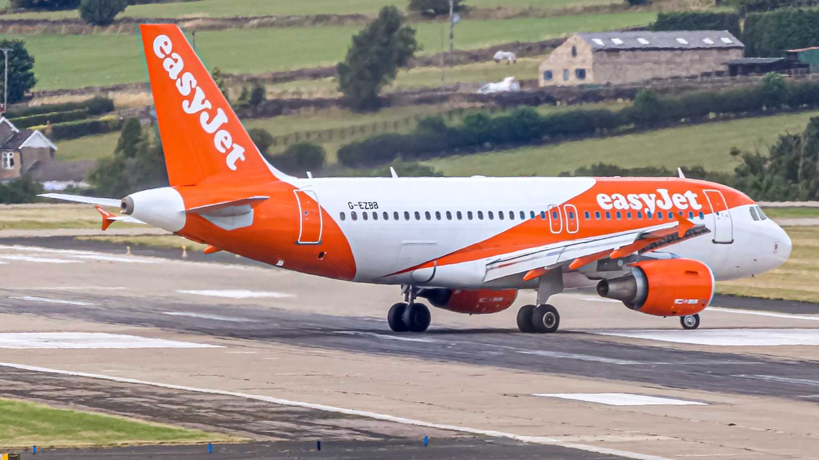 easyJet Airbus A319 taxiing at LBA