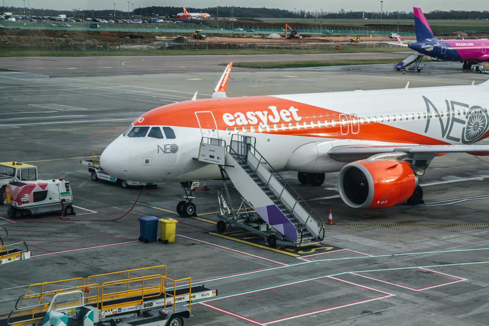 easyJet Airbus A320neo at LTN