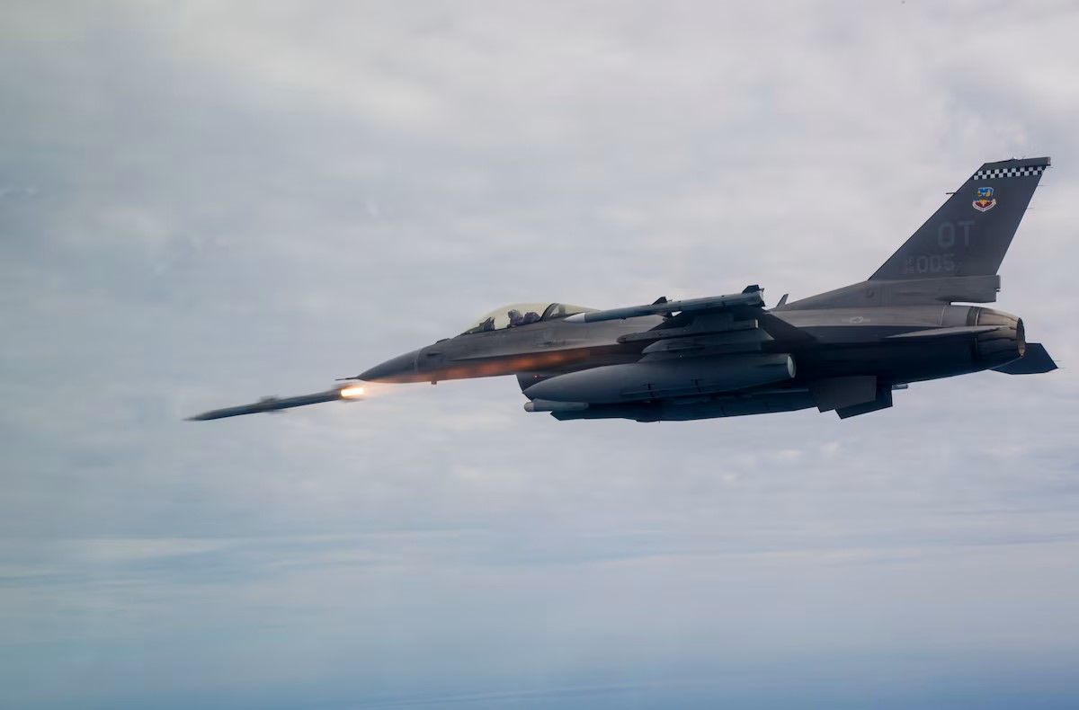 F-16 fires missile