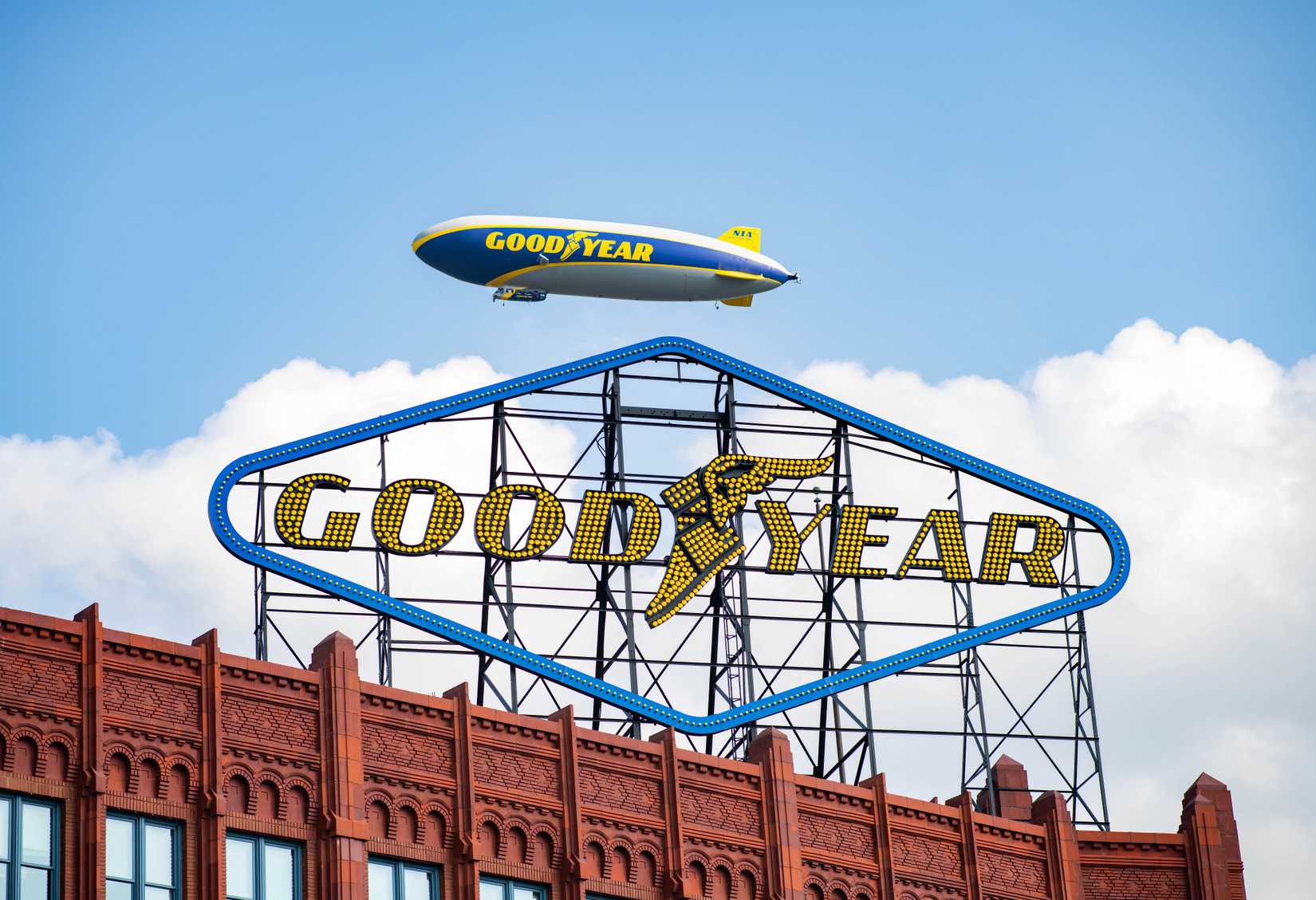 Blimp Rv The Goodyear Blimp: Everything You Need To Know About Modern Aviation's ...