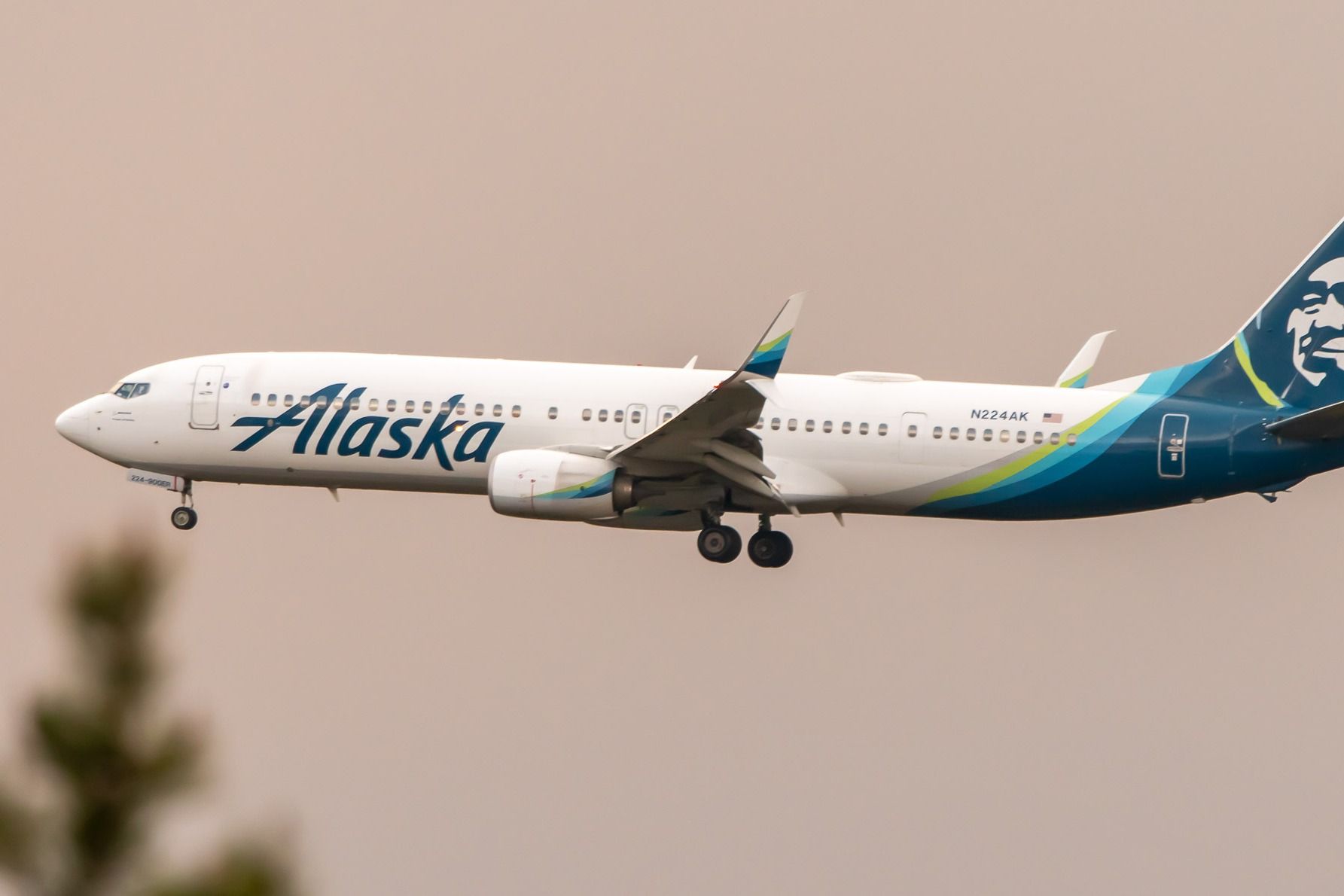 Alaska Airlines Boeing 737-900ER Lands In Los Angeles After Blowing Tire In Washington DC