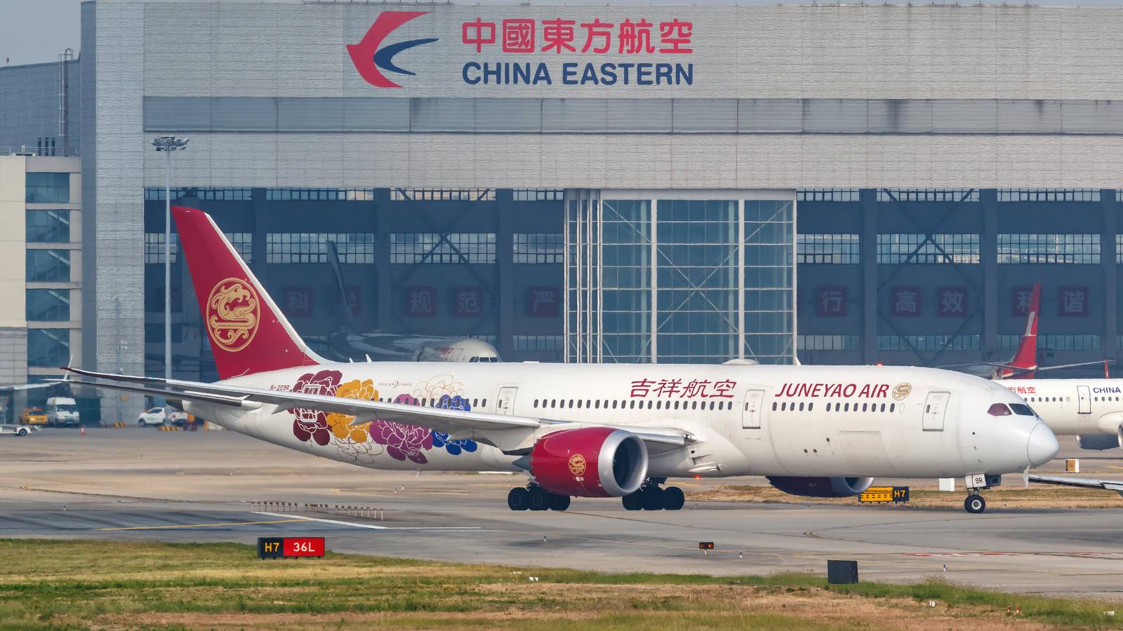 Impact Of US-China Tariffs: Juneyao Airlines Delays Delivery Of Boeing 787-9 Plane