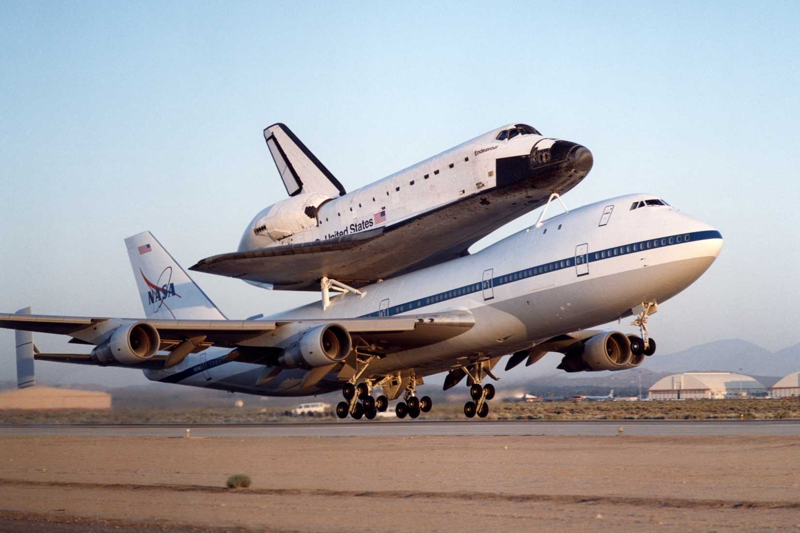 NASA Boeing 747 + Space Shuttle Discovery Desk Display Model 1/200 ES NASA Boeing 747 + Space Shuttle Discovery Desk Display Model 1/200 ES