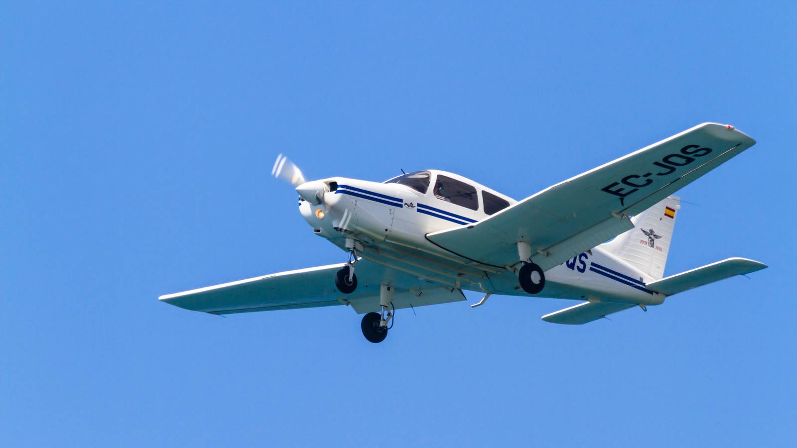 Small Plane Crashes On A Golf Course In Sacramento