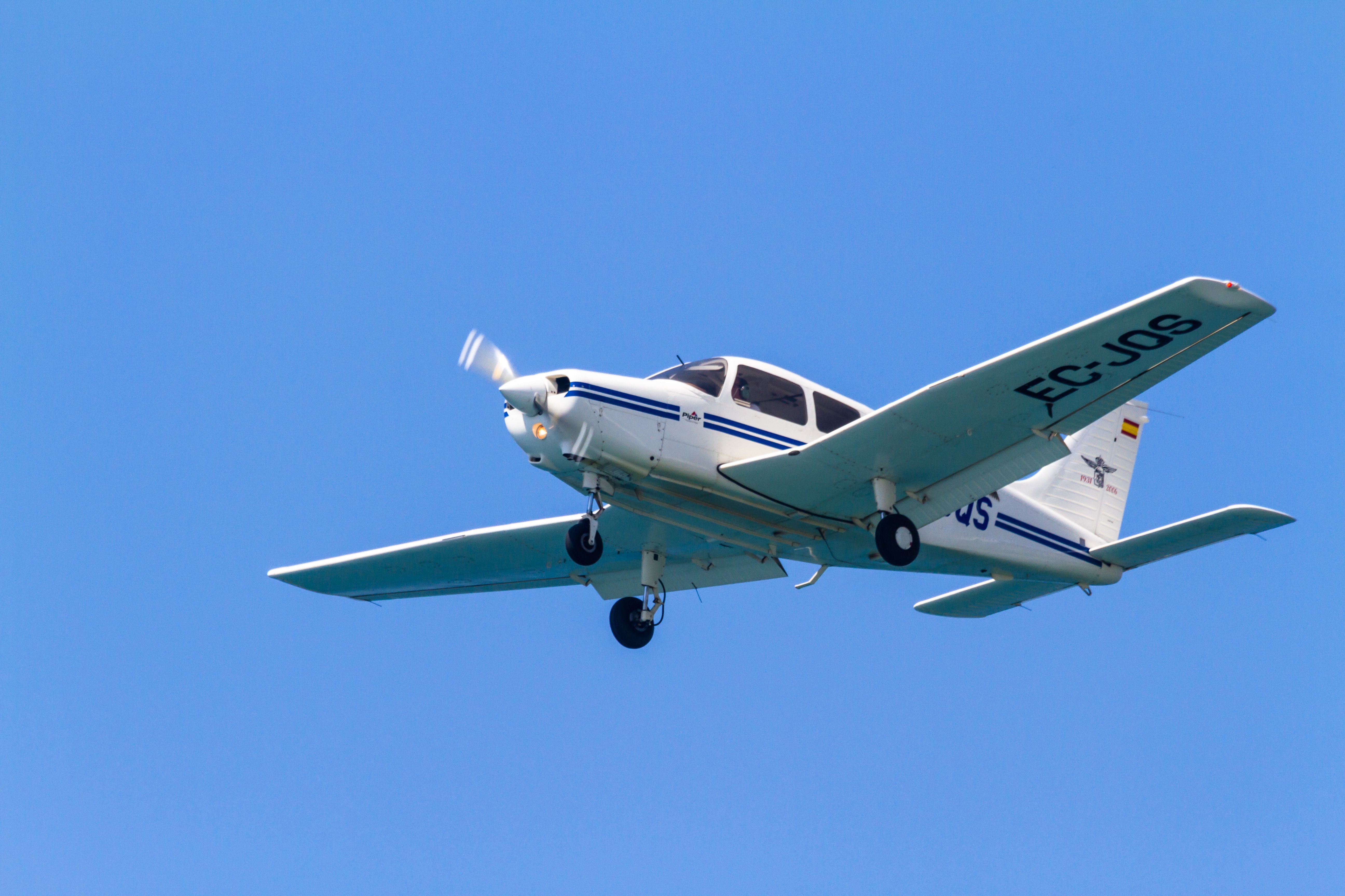 Small Plane Crashes On A Golf Course In Sacramento