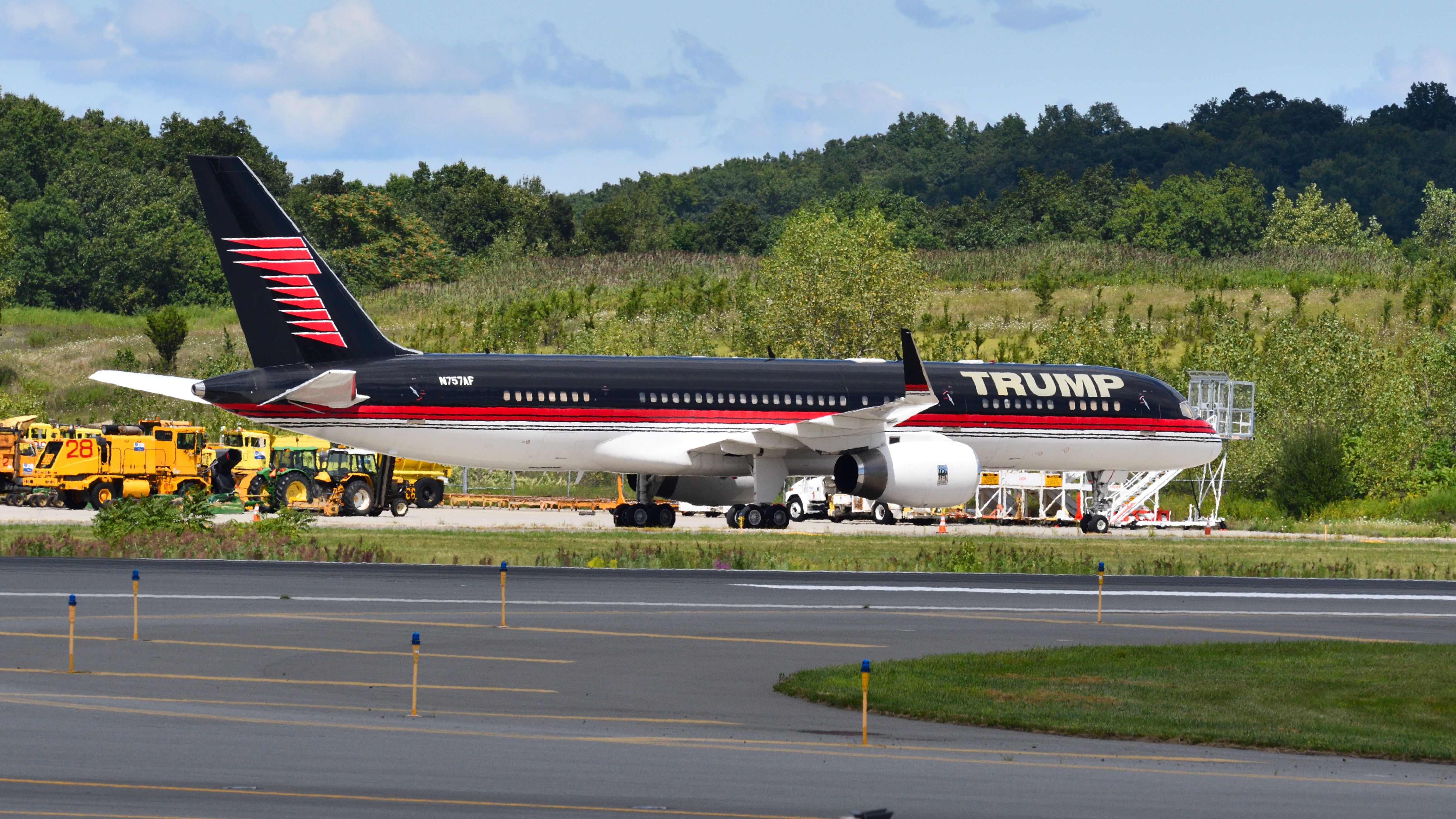 リボーン　トランプ Donald Trump's Boeing 757 Diverts In Montana Following Mechanical