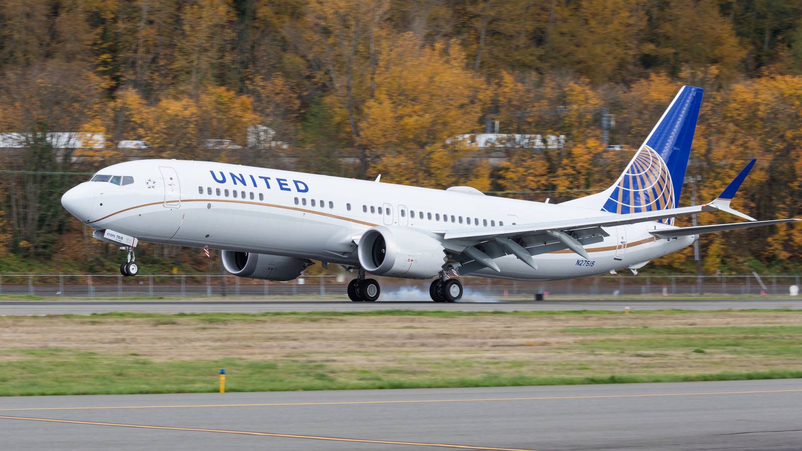 United Airlines Maintenance Technicians Rally For Improved Wages In New Contract