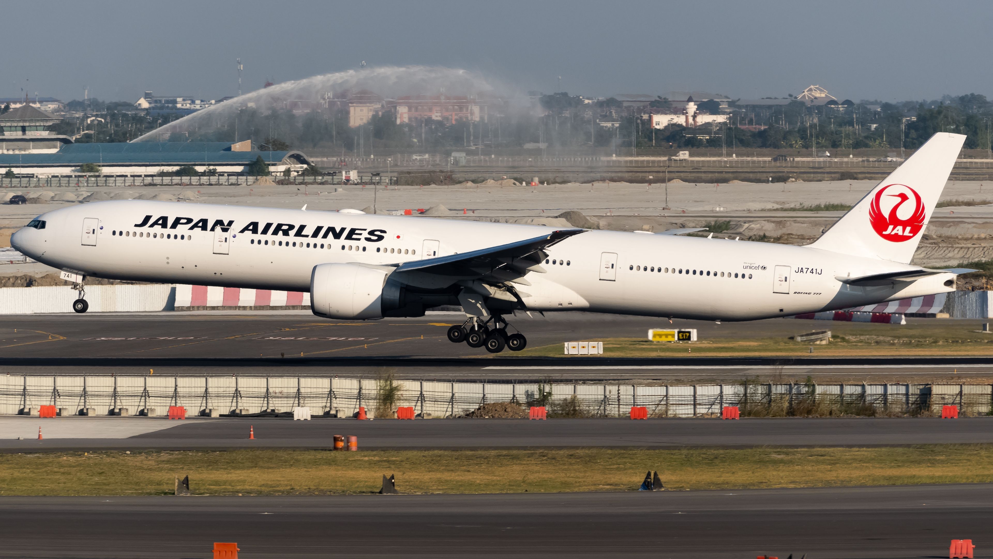 Honolulu Will See Japan Airlines' Temporarily Operate Boeing 777