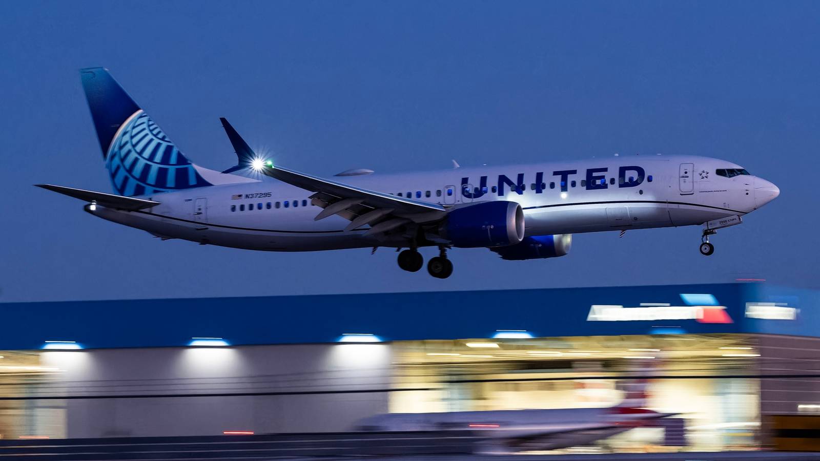 Air Traffic Control As Inflight Entertainment: Should More Airlines ...