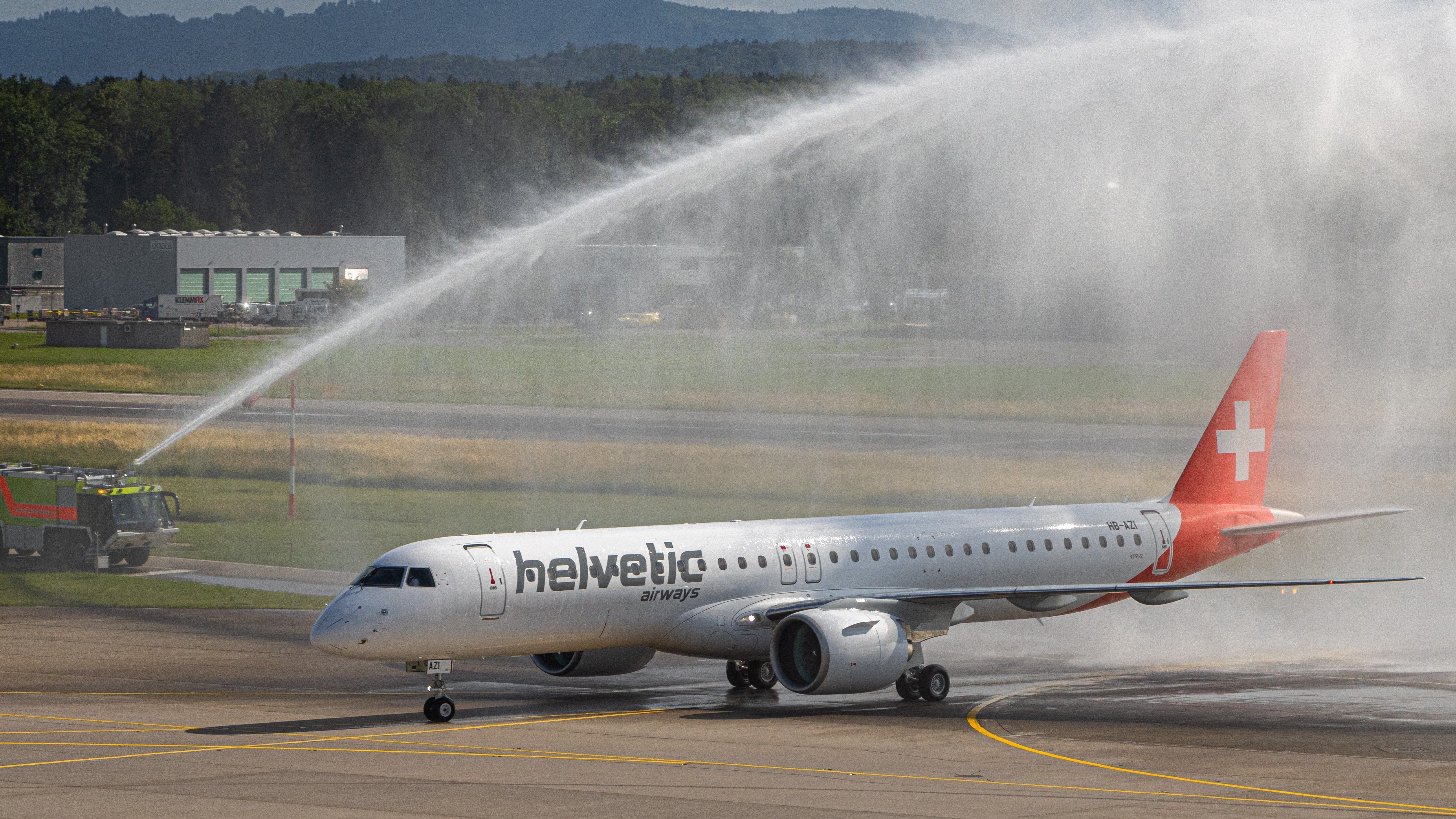 Saudação com canhão de água do Embraer E195-E2 da Helvetic Airways
