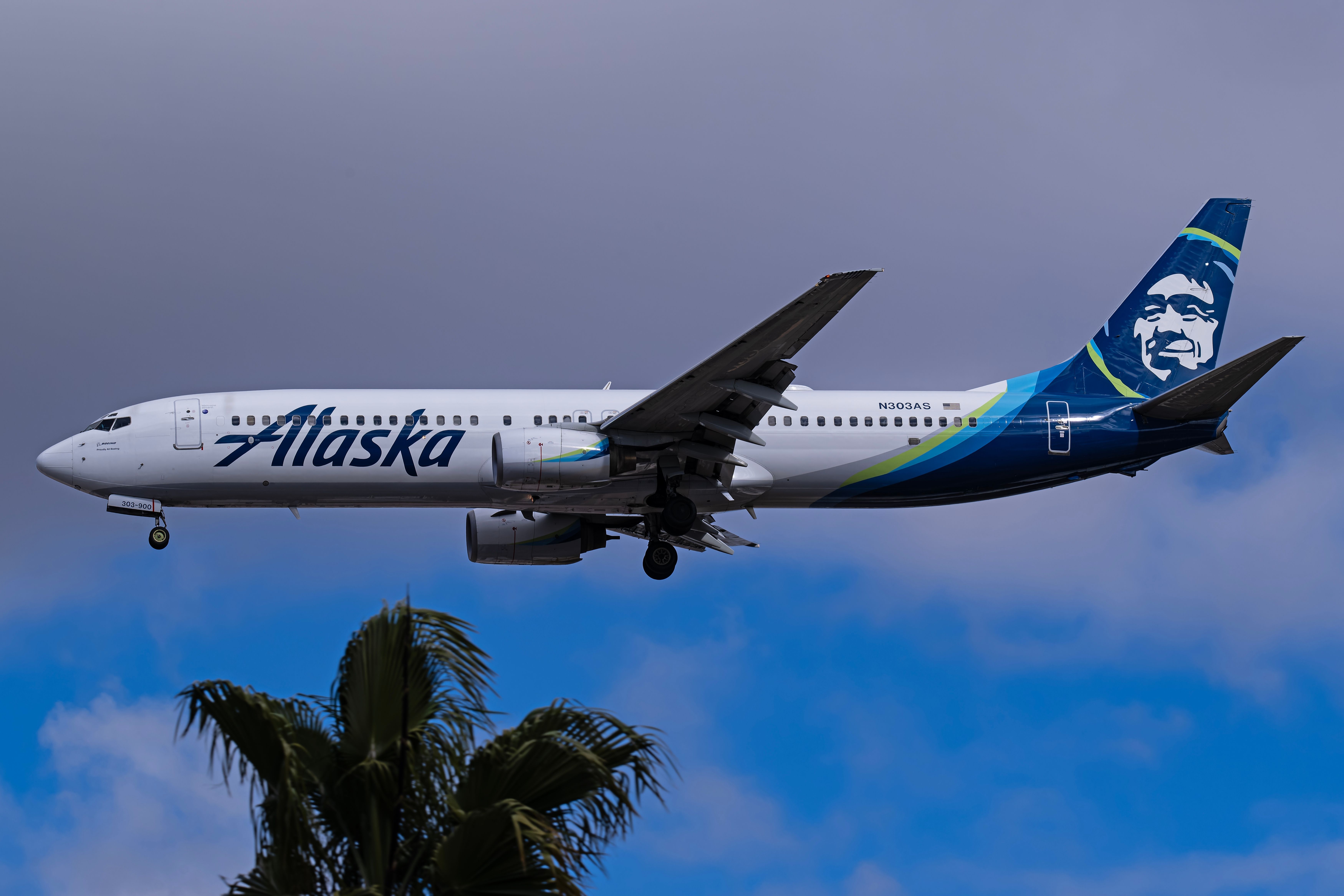 Alaska Airlines Boeing 737 Diverts To Honolulu Following Fumes In