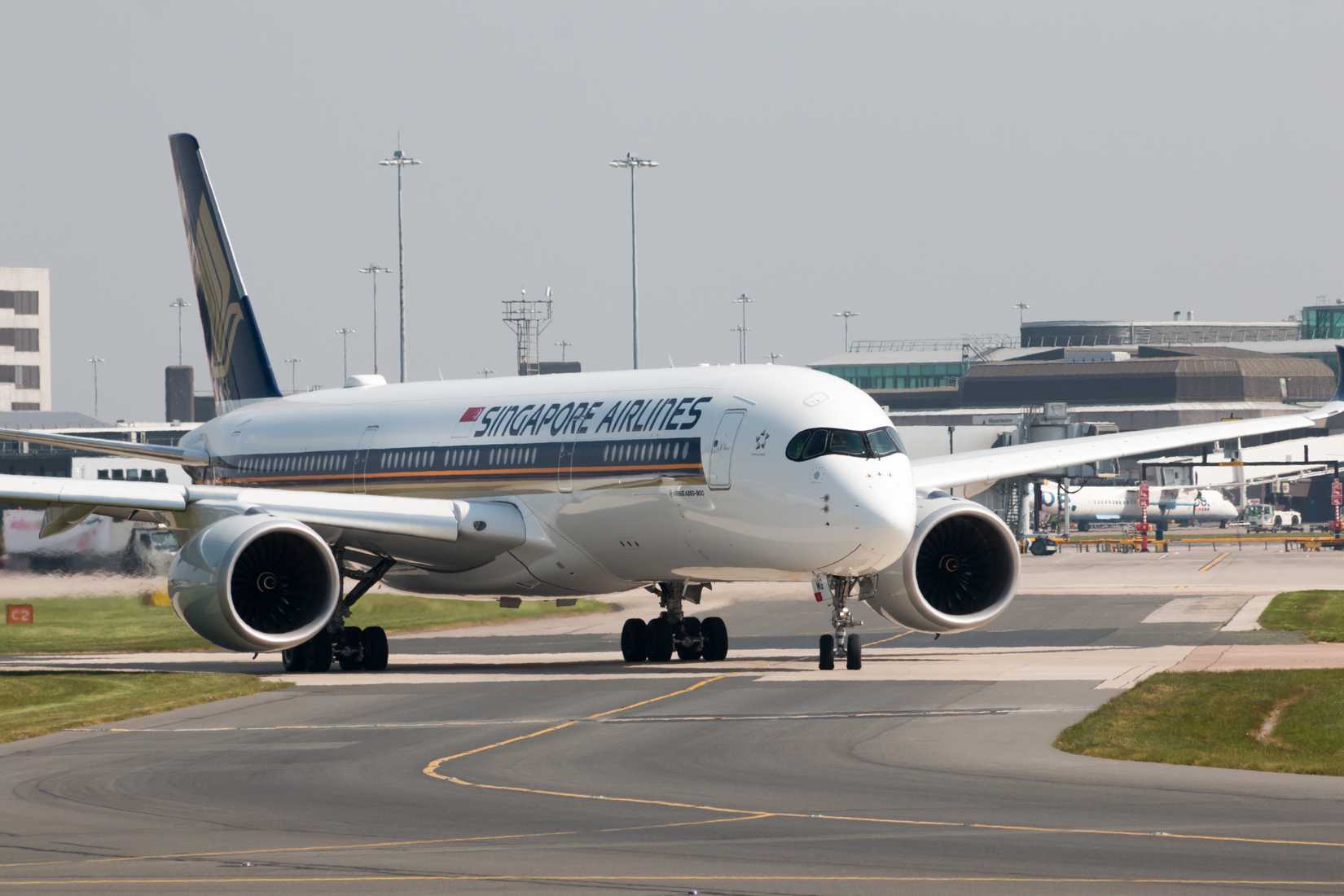 Singapore Airlines Airbus A350-900 taxiing at MAN