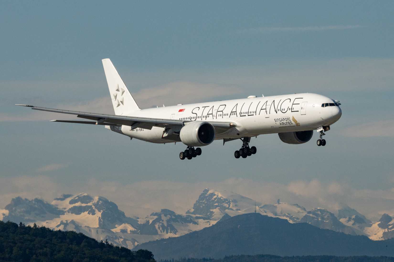 Singapore Airlines Boeing 777-300ER landing at ZRH shutterstock_2466179617