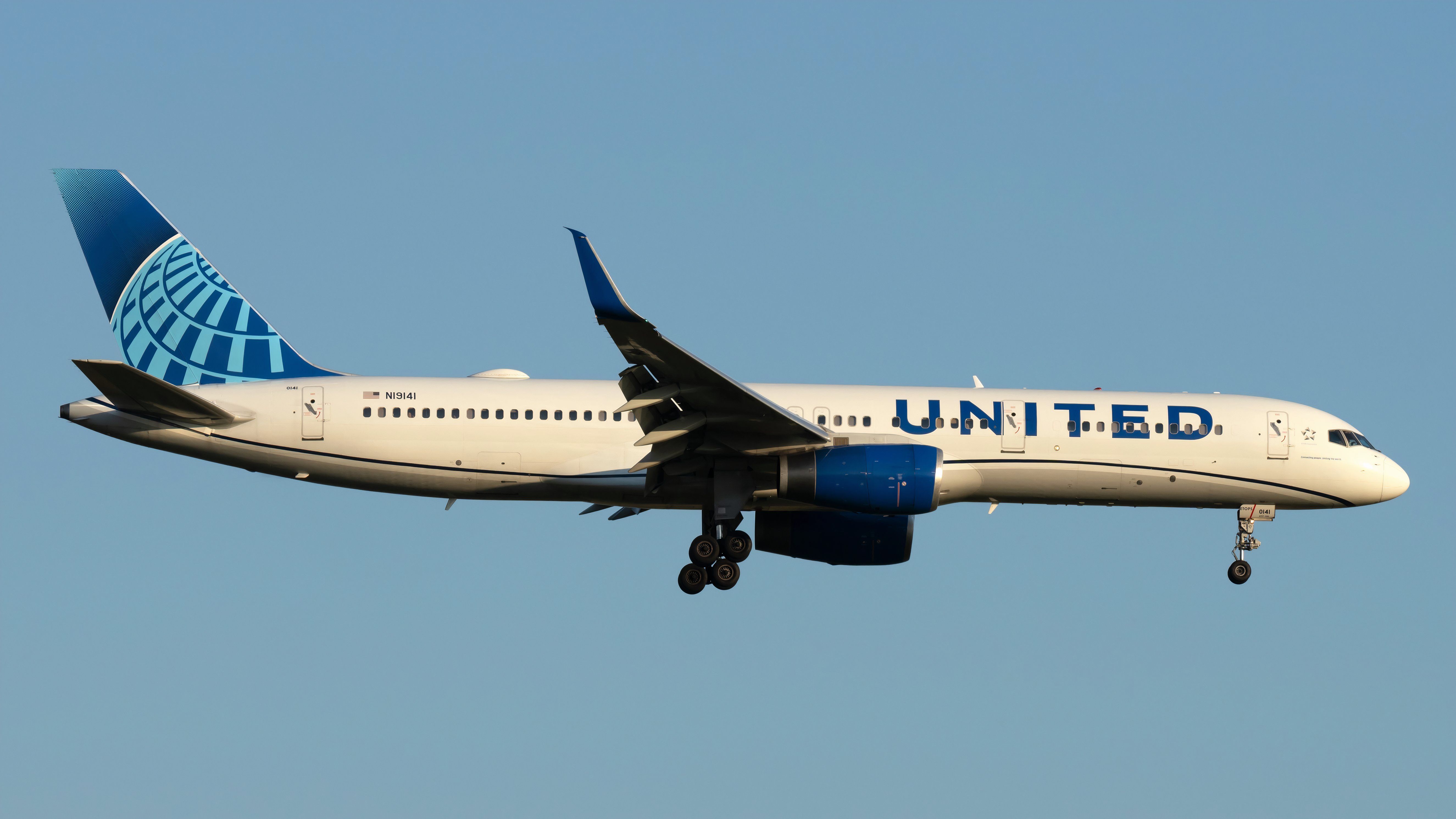 26-Year-Old United Airlines Boeing 757-200 Returns To Denver After