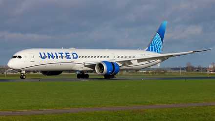 United Airlines Boeing 787-10 at AMS shutterstock_2443501055