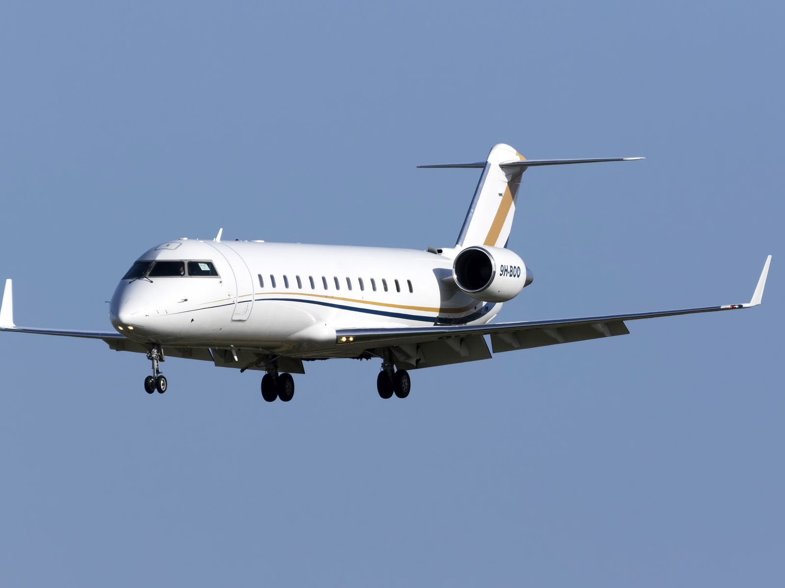 6 Cool Things Inside Jay-Z's Private Jet: A Bombardier Challenger 850