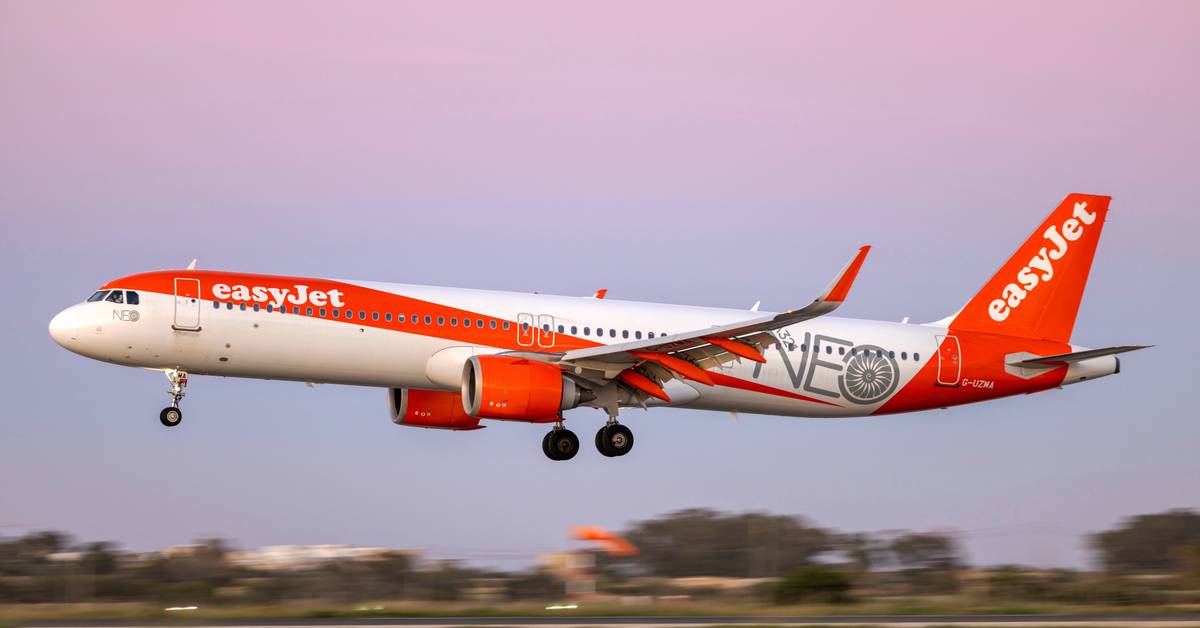 easyJet Passengers Evacuate Via Emergency Slides After Vape Explosion  During Boarding