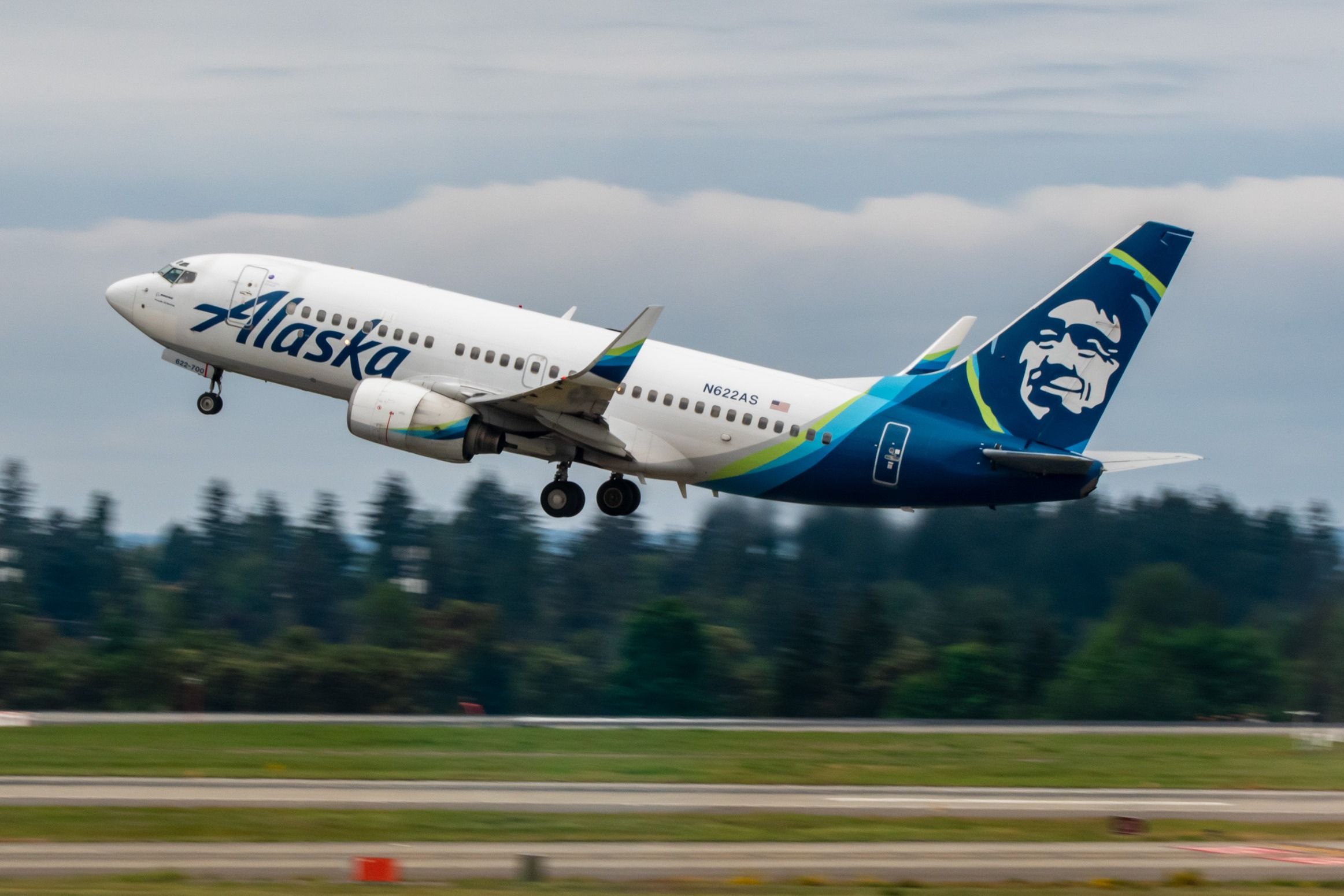 Caught On Camera: LSG Sky Chefs Truck Smashes Into Alaska Airlines Boeing 737-700 In Seattle