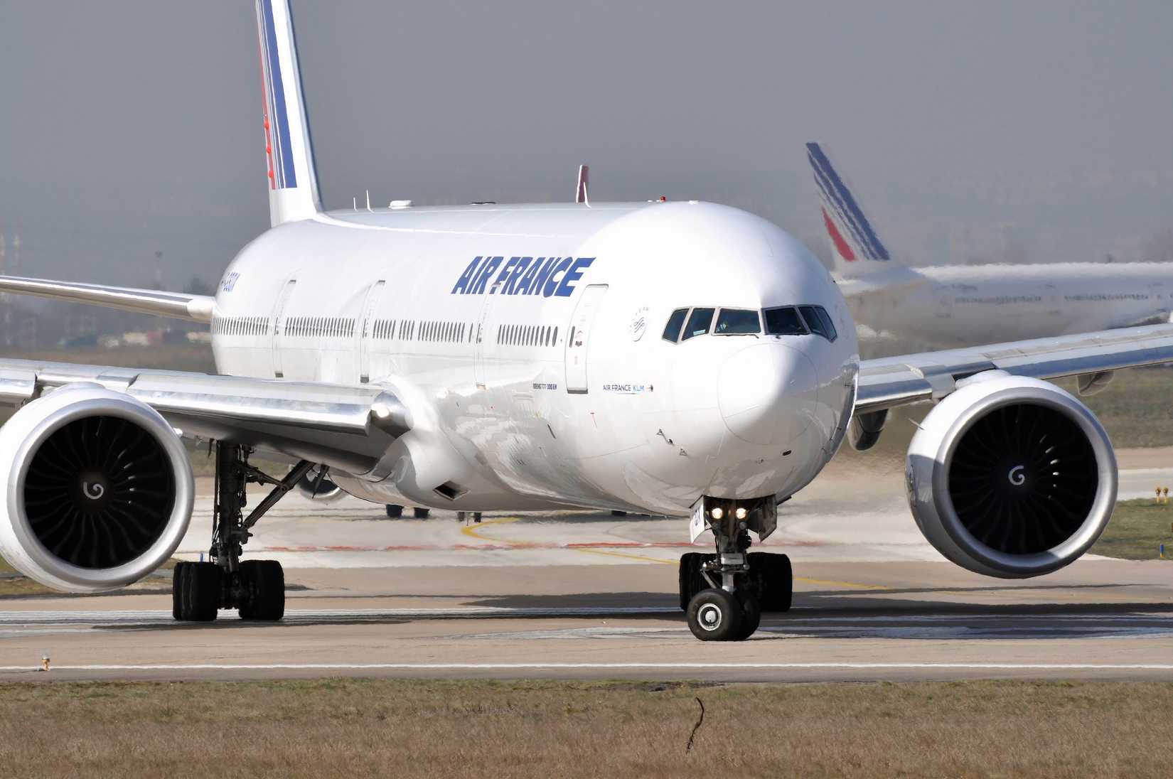 Head-on photo of Air France 472-seat 777-300ER