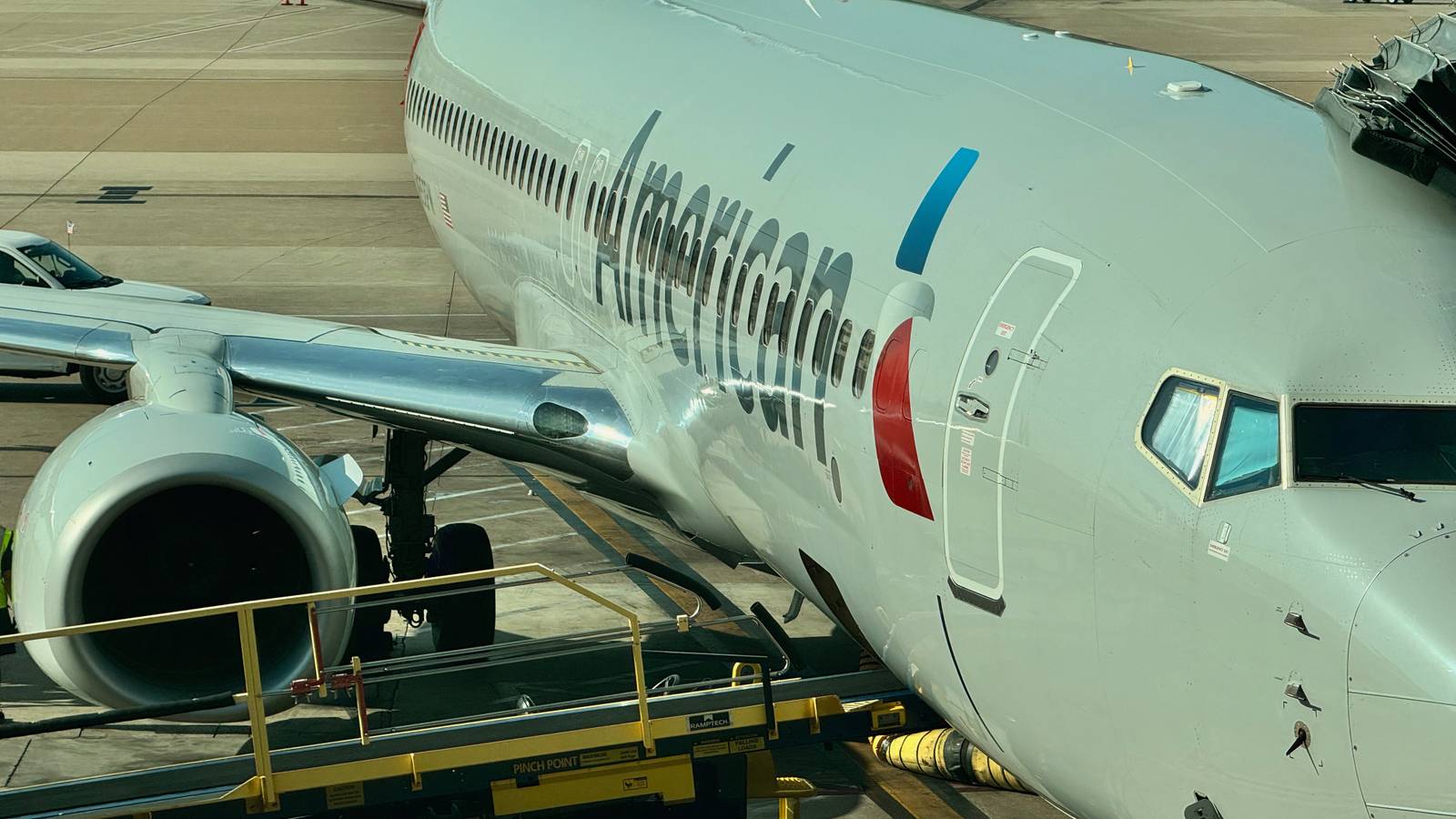 航空機・ヘリコプター AmericanAirlines BOEING737-800 Flight Review: American Airlines Boeing 737-800 Main Cabin From