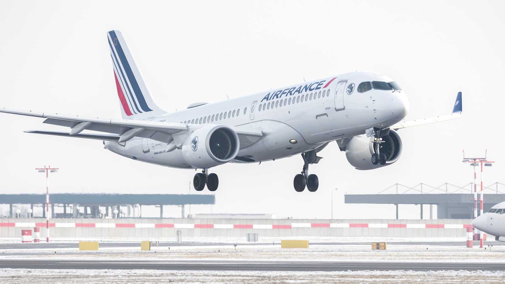 Airbus A220 da Air France pousando em Praga