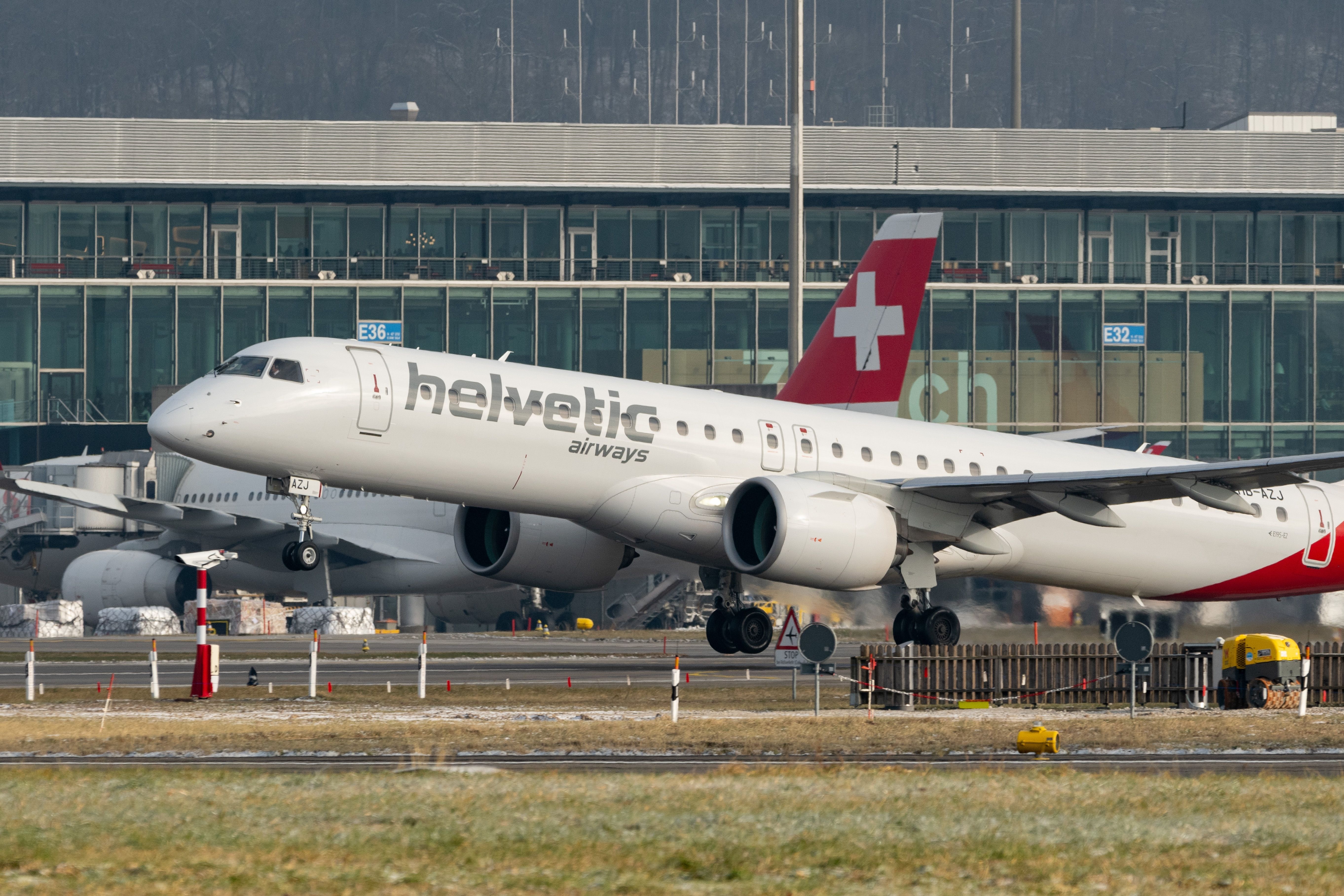 Helvetic Embraer E195-E2 decolando