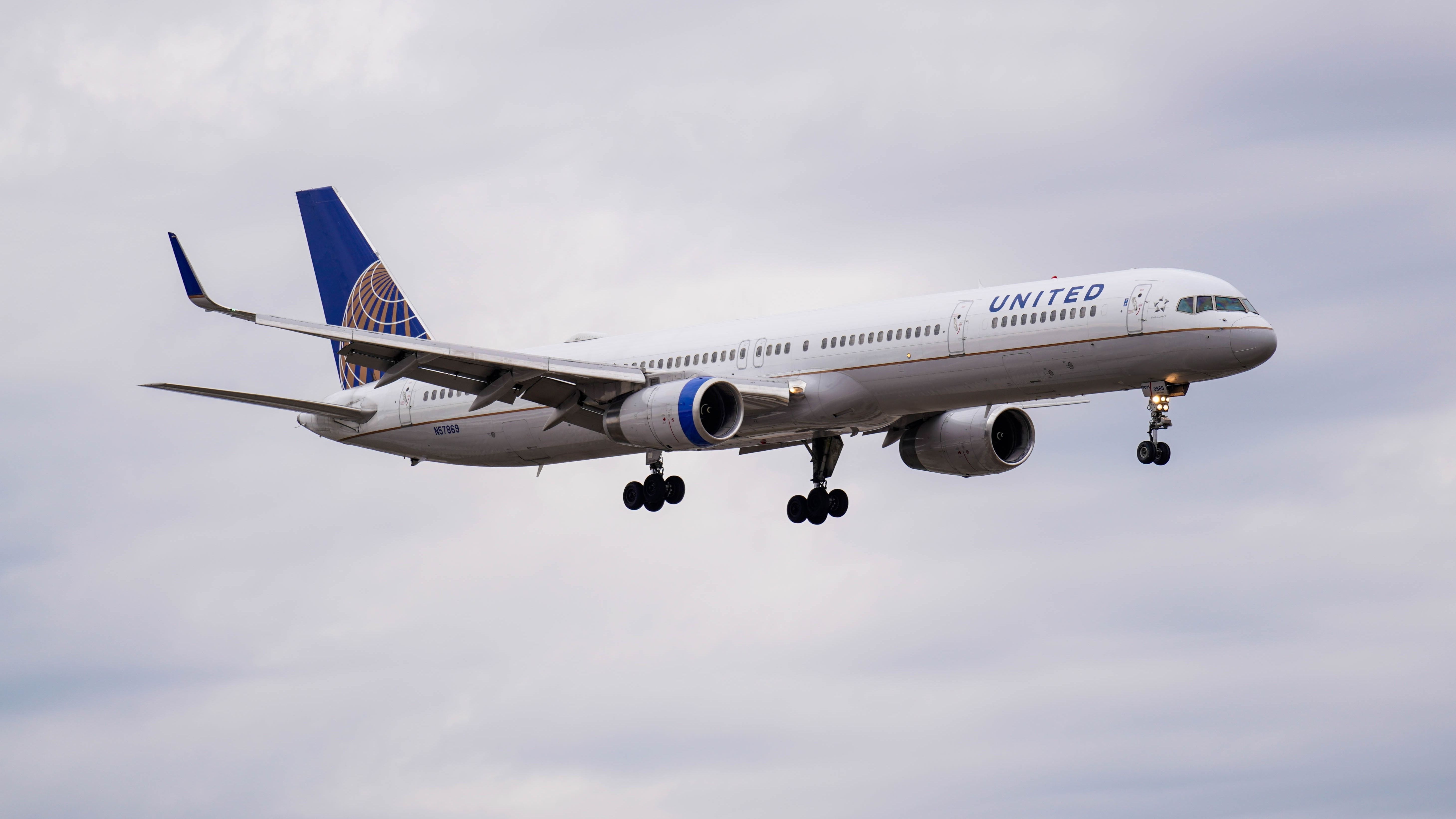 United Airlines Boeing 757-300 (N57869).