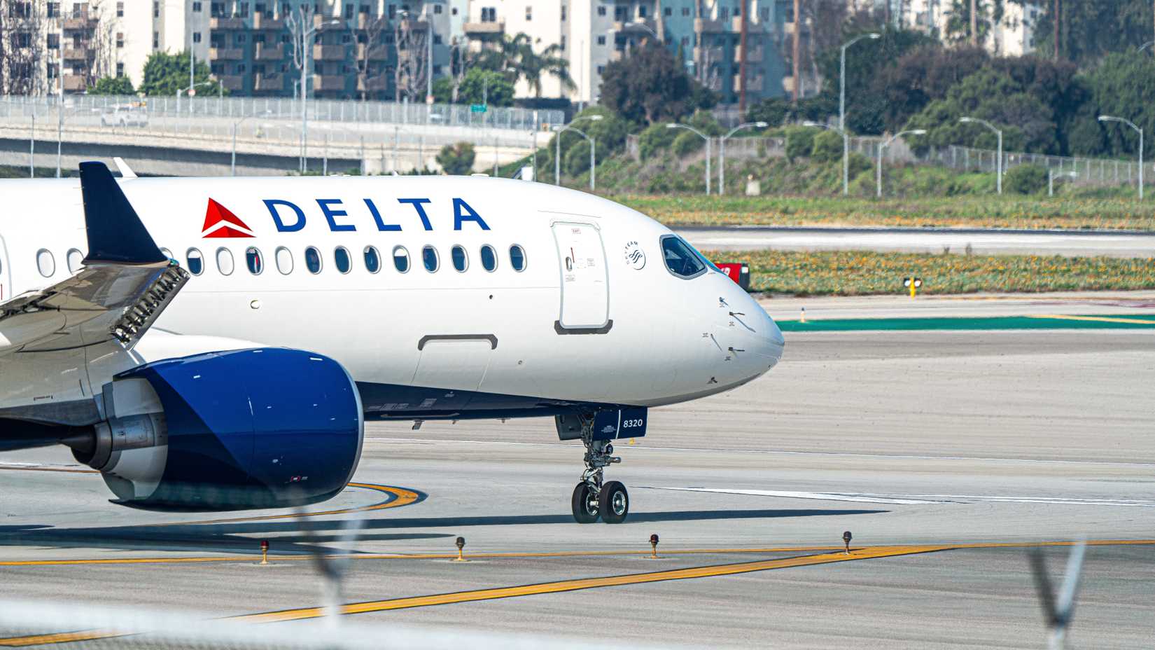 Airbus A220 da Delta Air Lines no Aeroporto Internacional de Los Angeles.