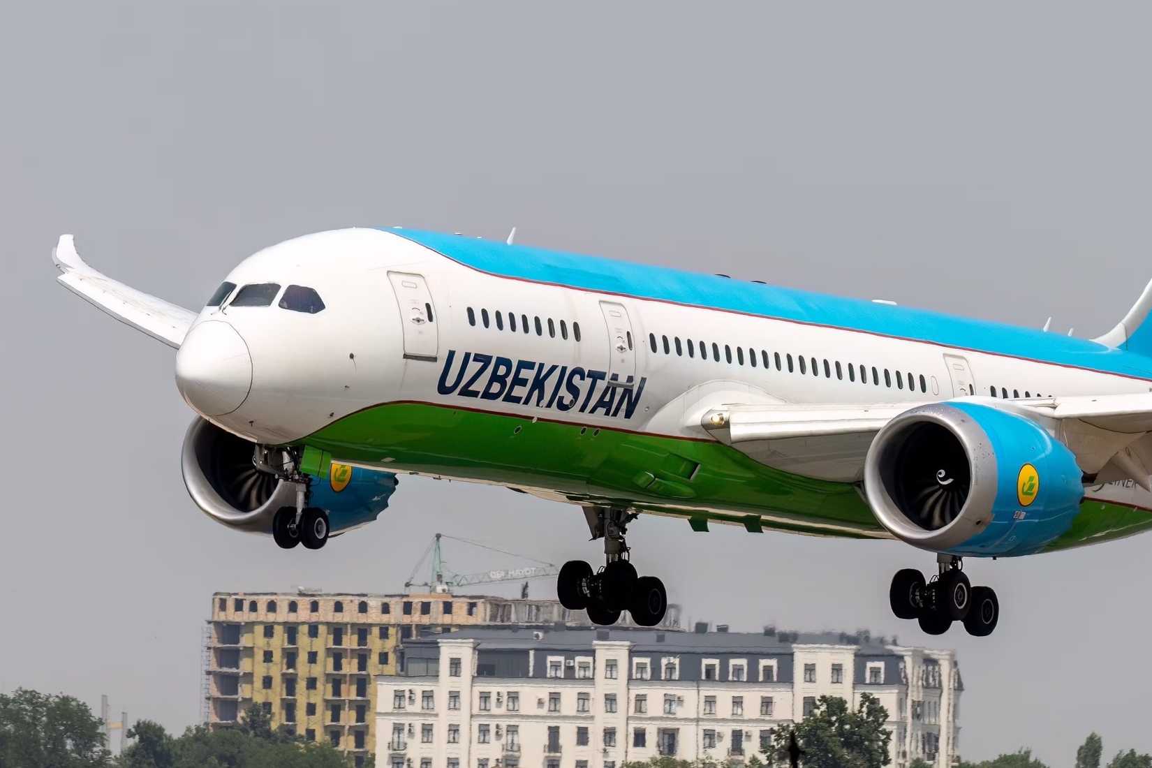 uzbekistan-airways-787-8-landing1-1