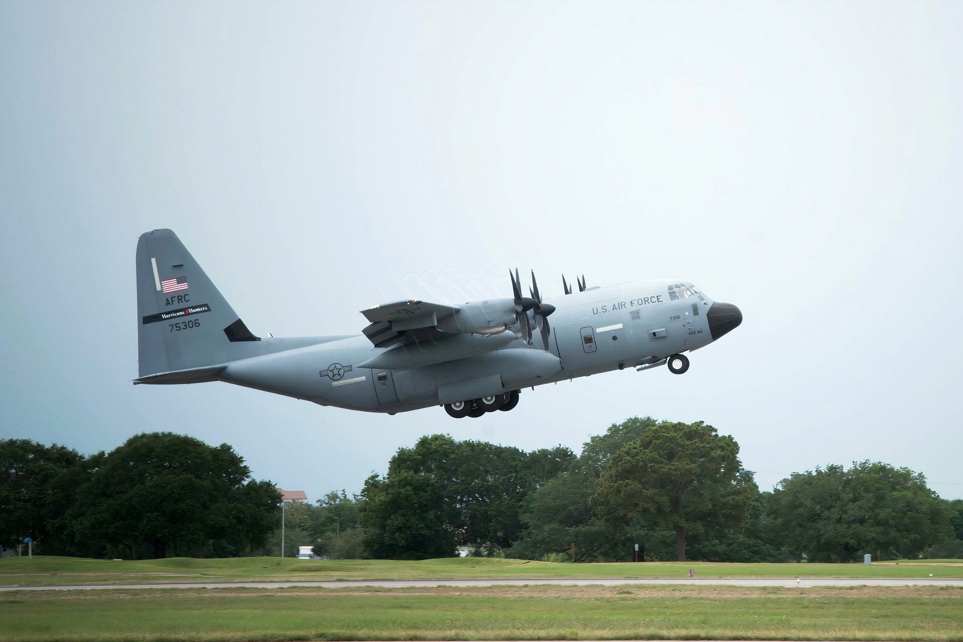 How Does The US Air Force Prepare For A Hurricane?