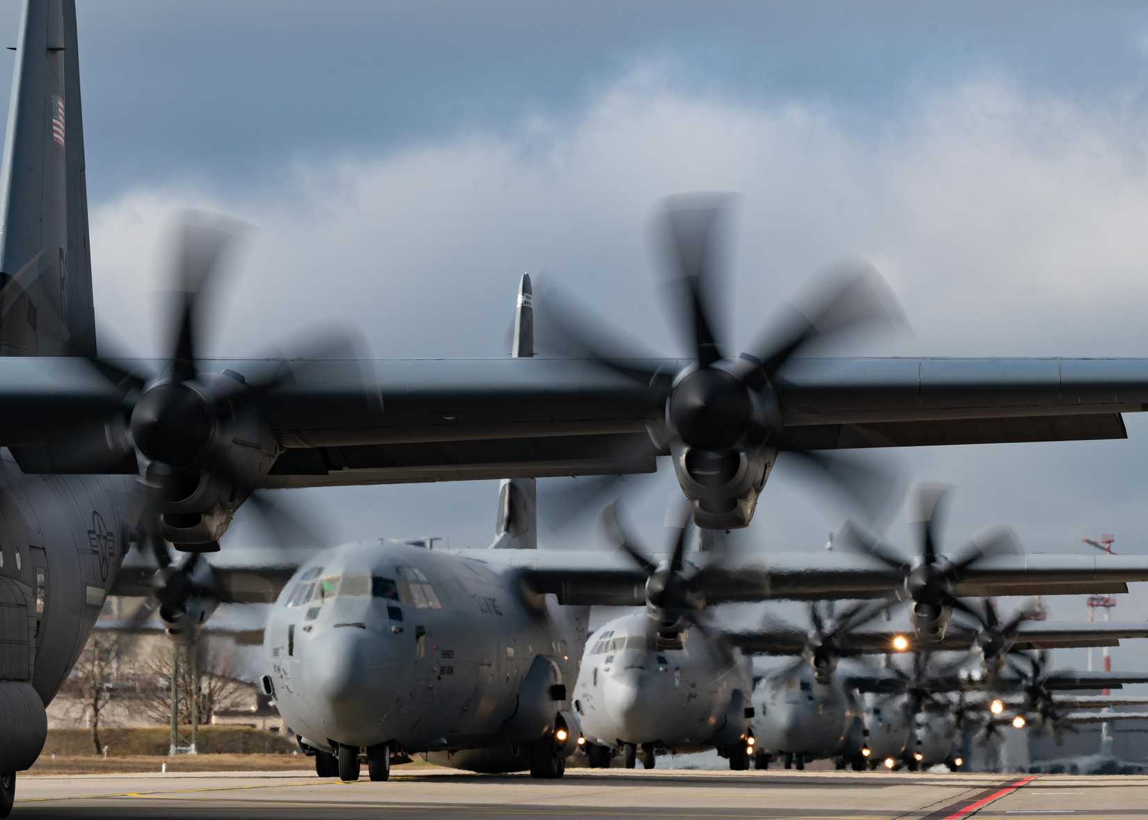 Wild: Why The US Air Force LC-130 Takes Off With Rockets & Lands On Skis