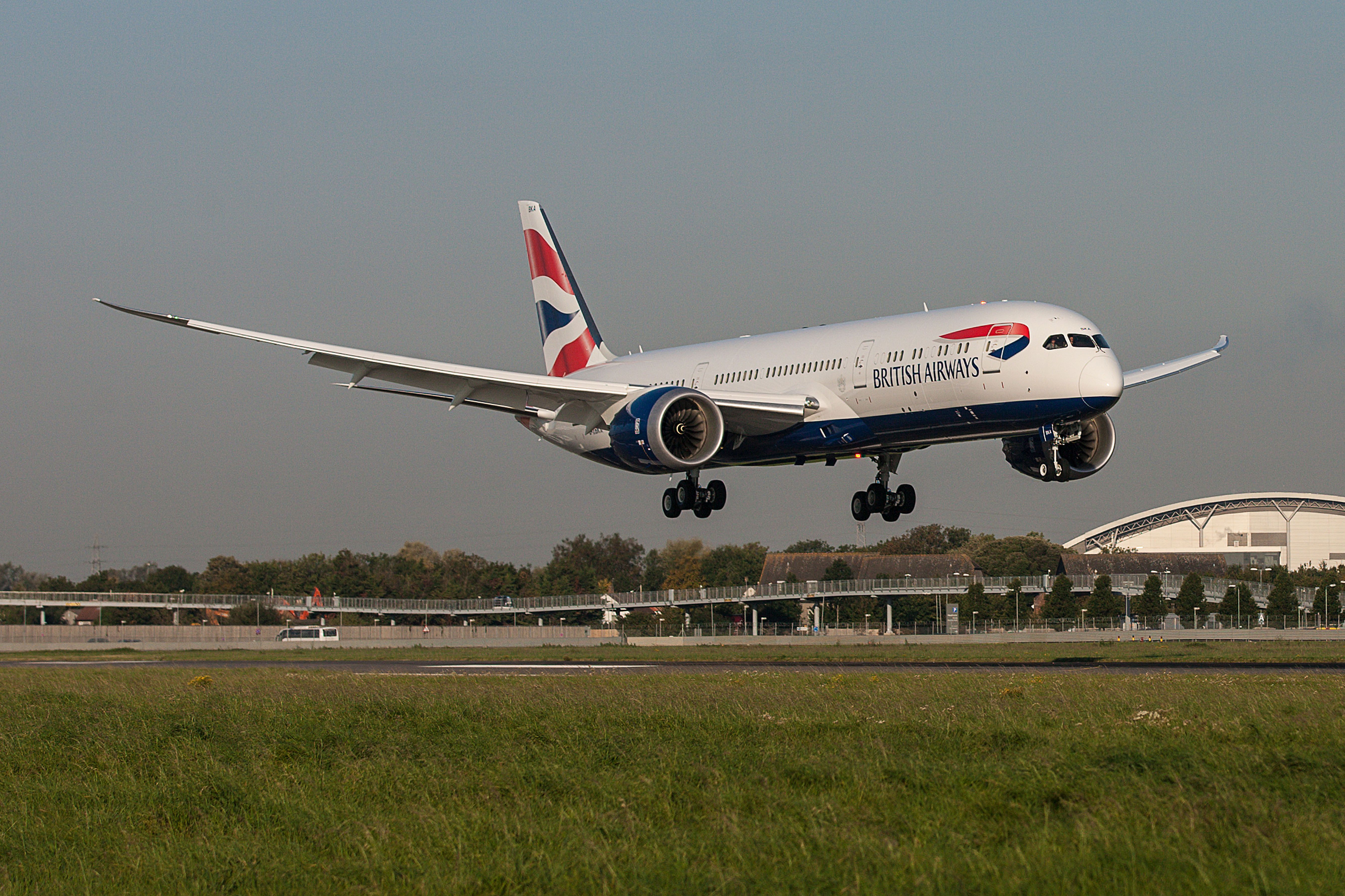 British Airways Boeing 787 landing