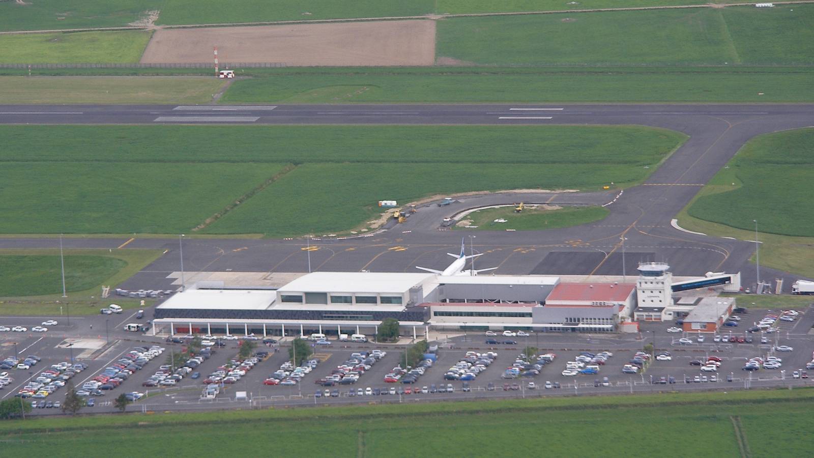 The New Zealand Airport Imposing A 3-Minute Hug Rule