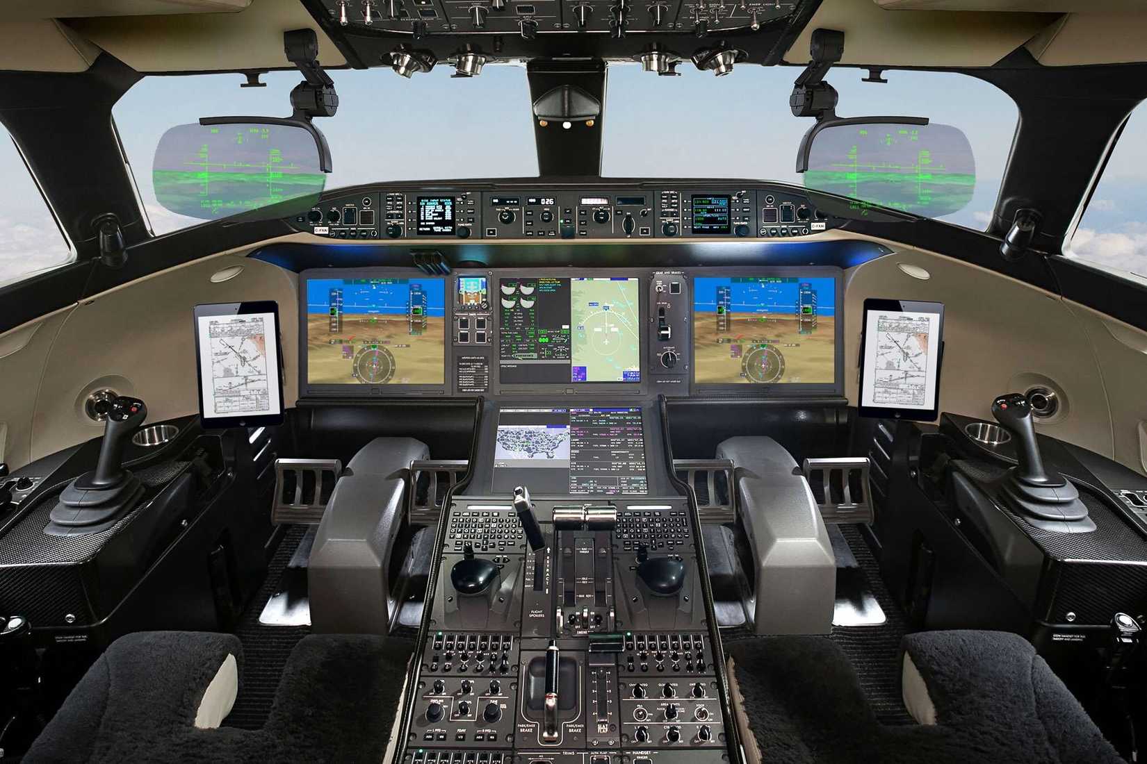 Global-7500-and-Global-8000-Bombardier-Vision-Cockpit-Dual-HUD-2880x1376 (1)
