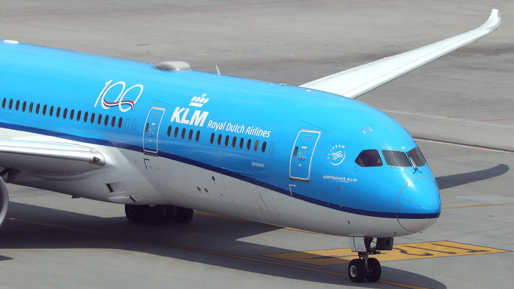 KLM Boeing 787-9 taxiing 