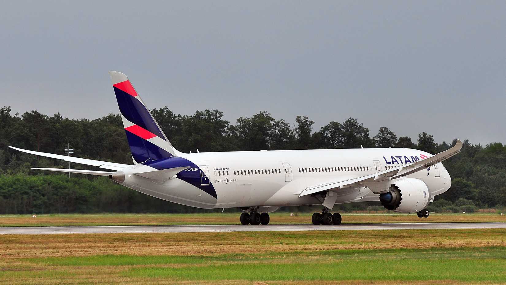 LATAM Airlines Boeing 787-9 at Frankfurt Airport FRA shutterstock_539839843