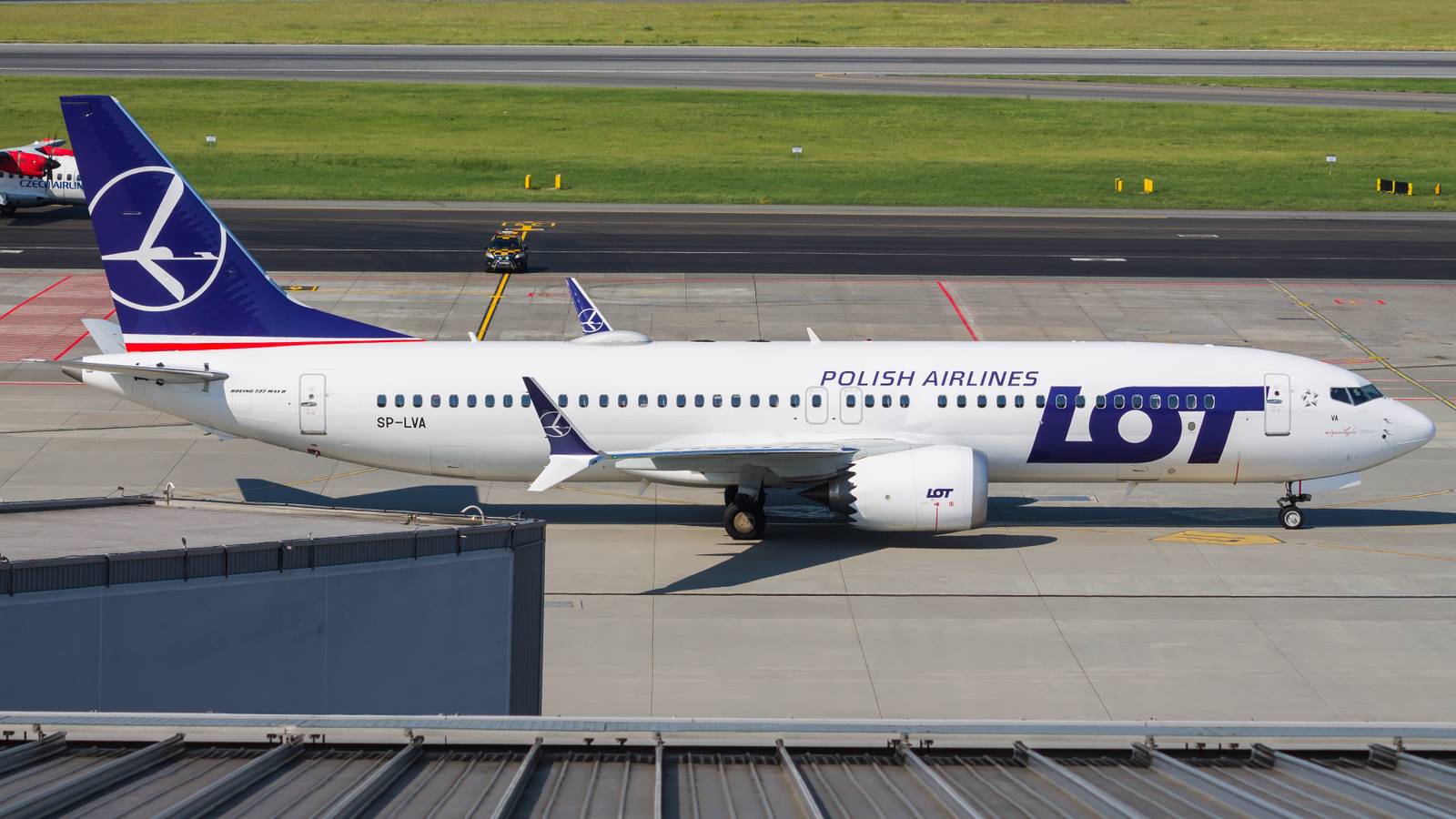 BBC Journalist Forced To Crawl On Floor To Reach Toilet On LOT Flight With No Wheelchair Onboard