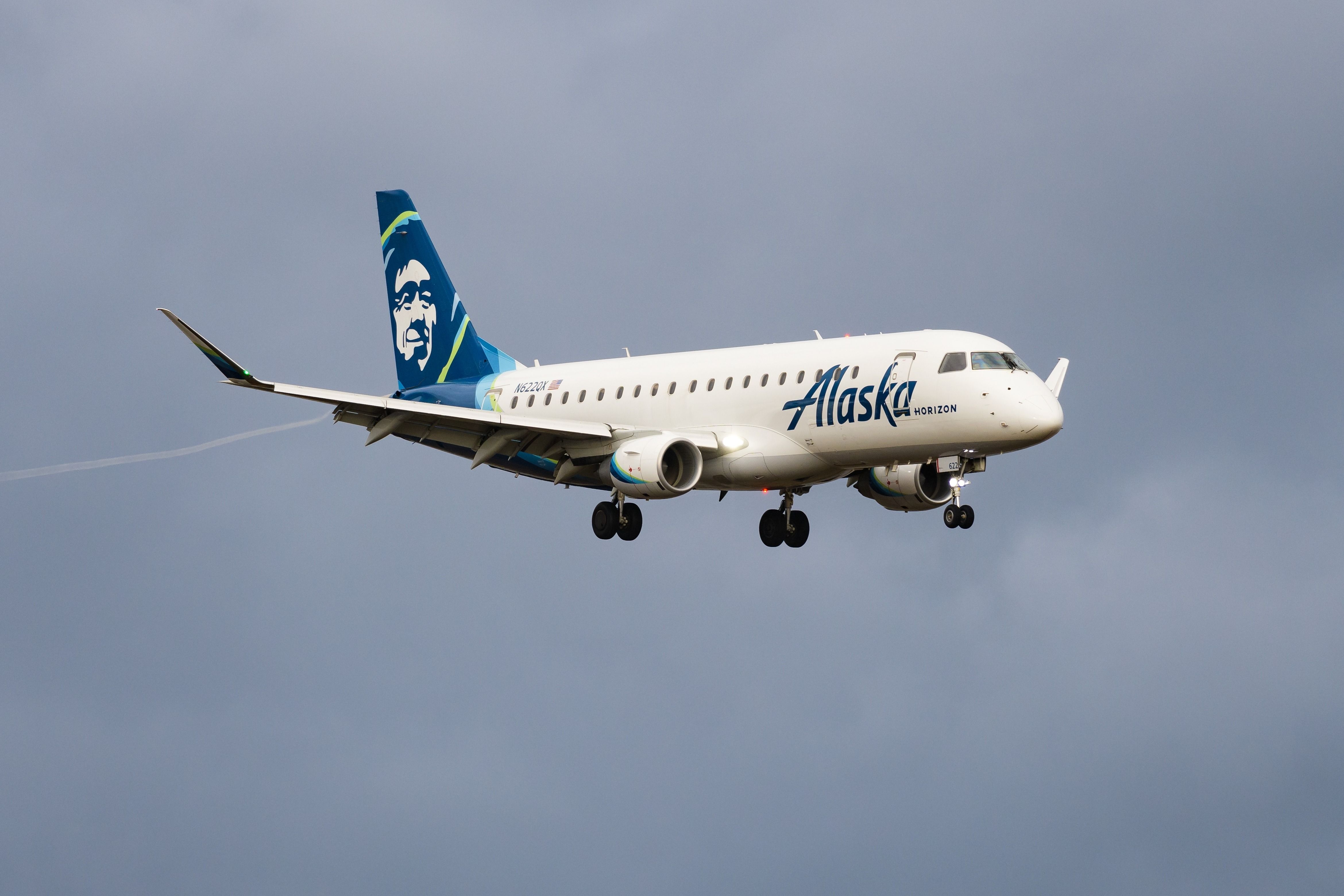 Horizon Air (Alaska Airlines) Embraer E175 N622QX on approach.