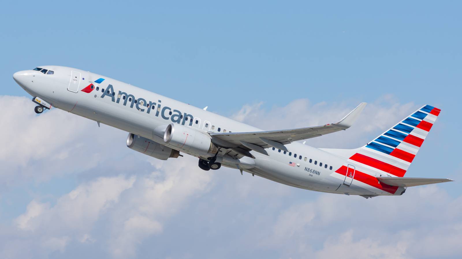 American Airlines Passengers Tackle Altercation Between Man & Woman In First Class On Charlotte Flight